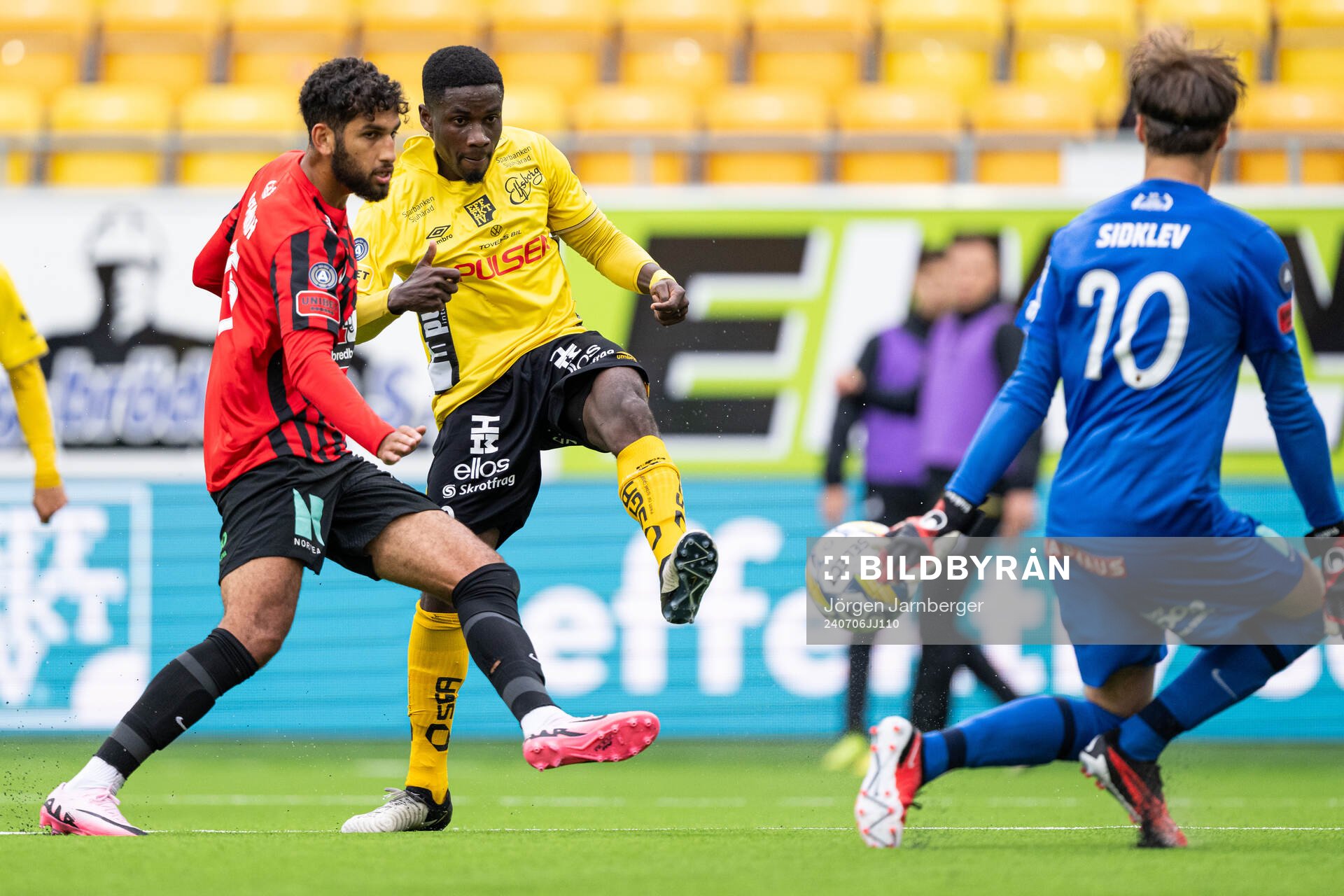 Brommapojkarnas Paya Pichkah och Elfsborgs Michael Baidoo