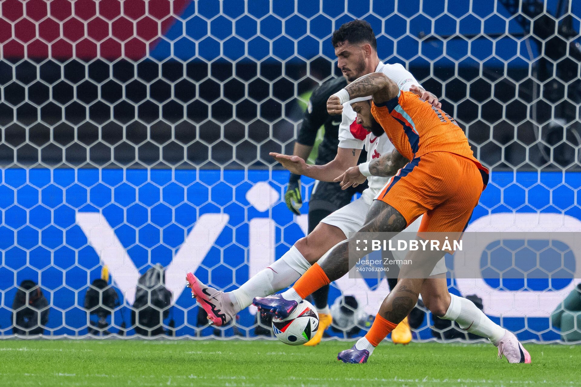 Memphis Depay of Netherlands and Samet Akaydin of Turkey