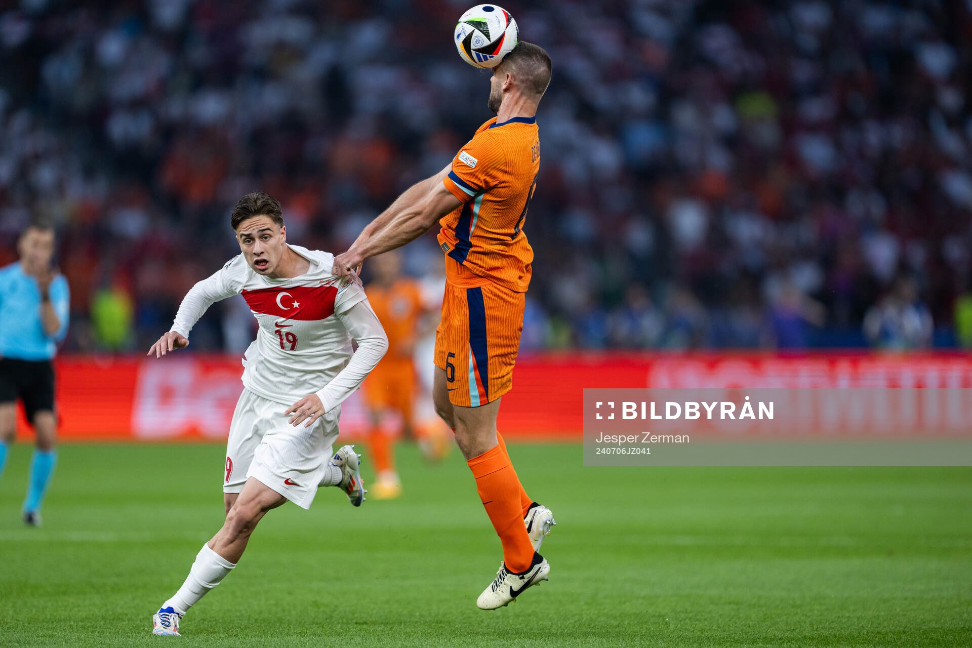 Kenan Yildiz of Turkey and Stefan De Vrij of Netherlands