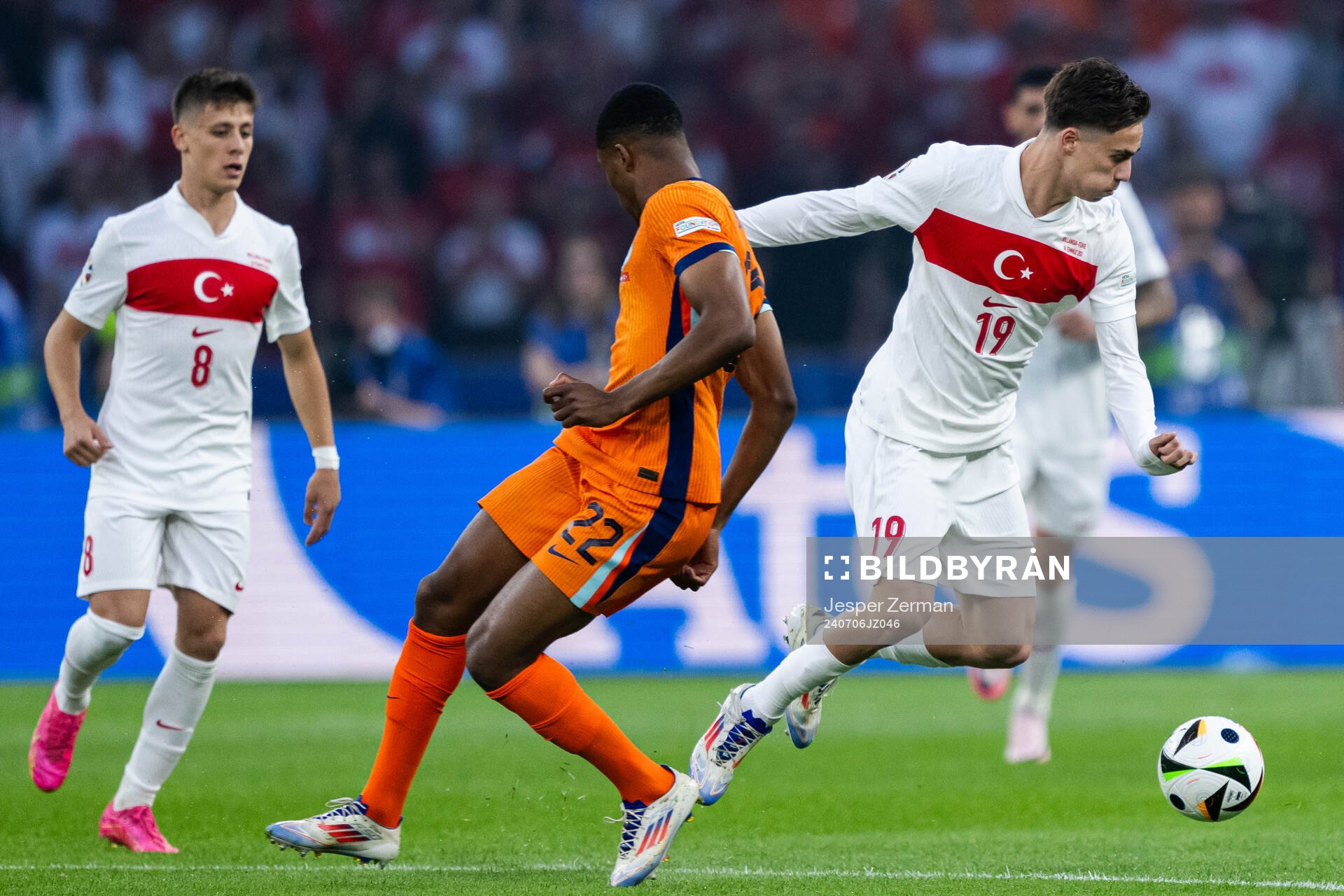 Denzel Dumfries of Netherlands and Kenan Yildiz of Turkey