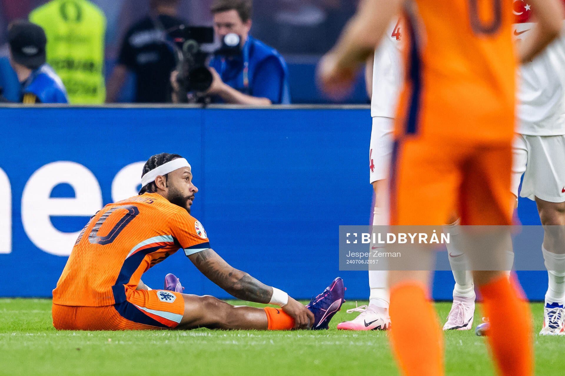 Memphis Depay of Netherlands looks dejected