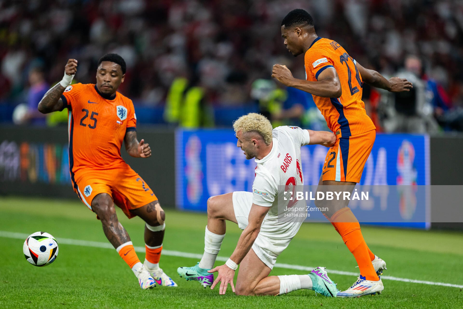 Steven Bergwijn and Denzel Dumfries of Netherlands and