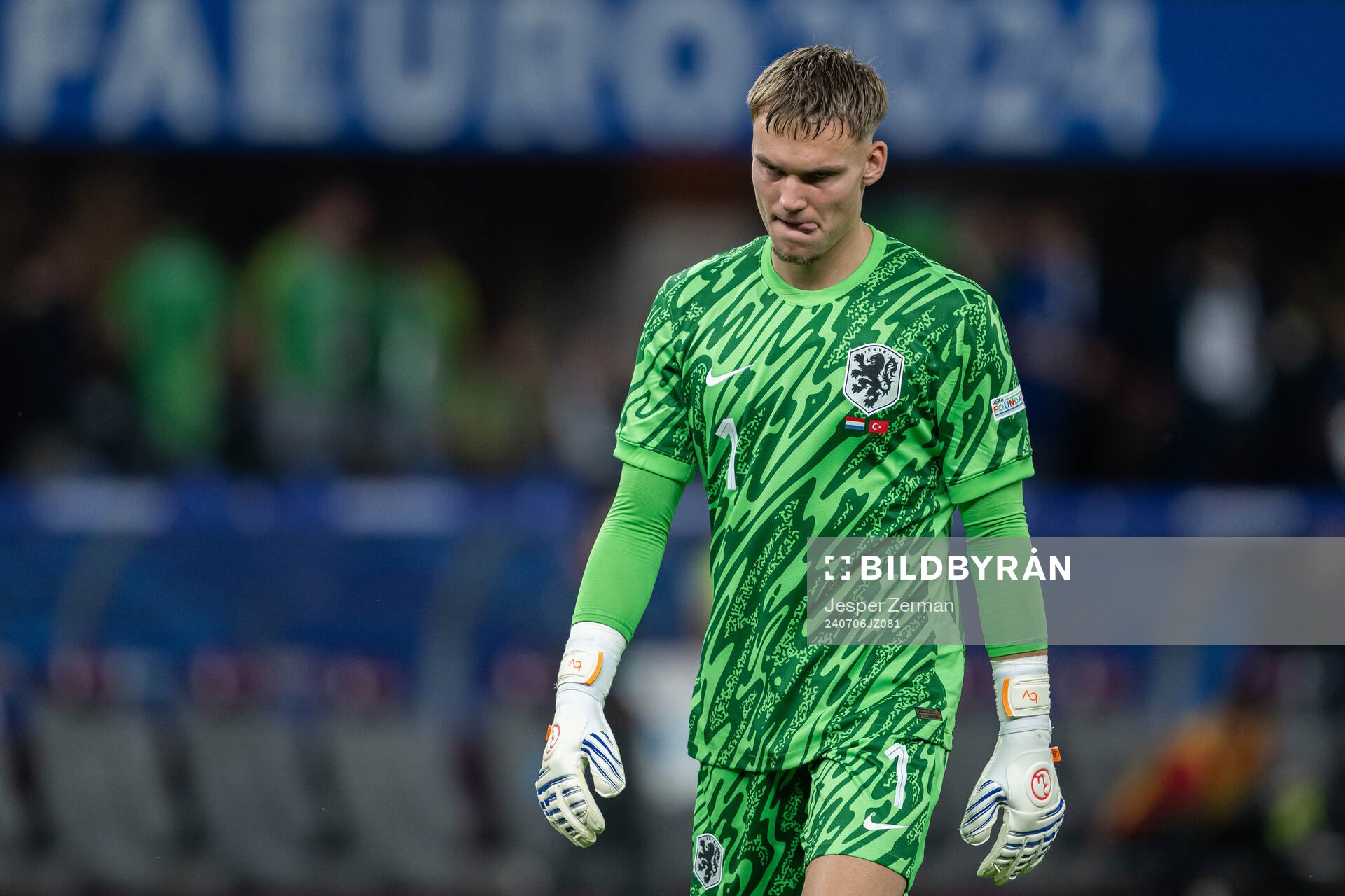 Goalkeeper Bart Verbruggen of Netherlands looks dejected