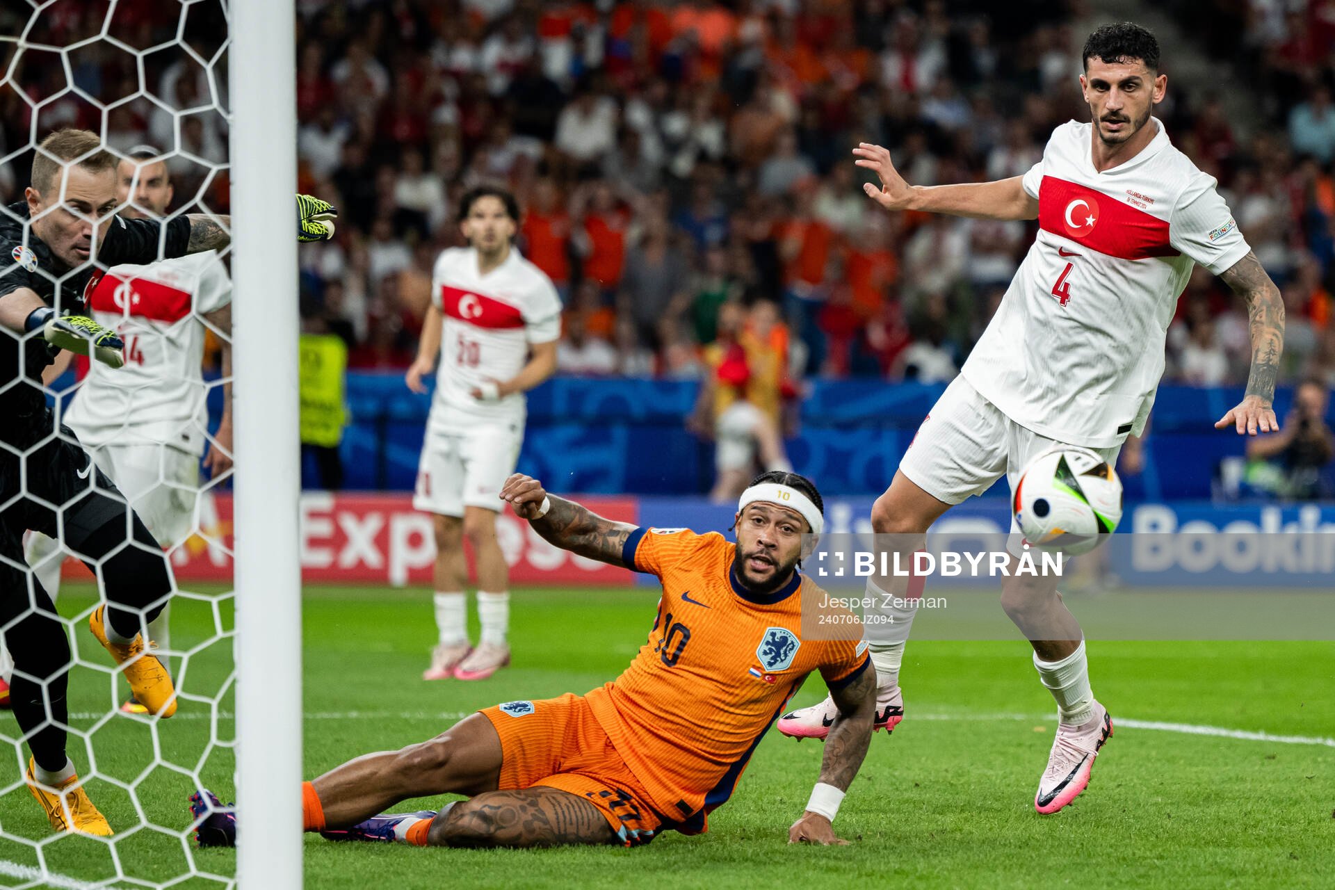 Memphis Depay of Netherlands and Samet Akaydin of Turkey