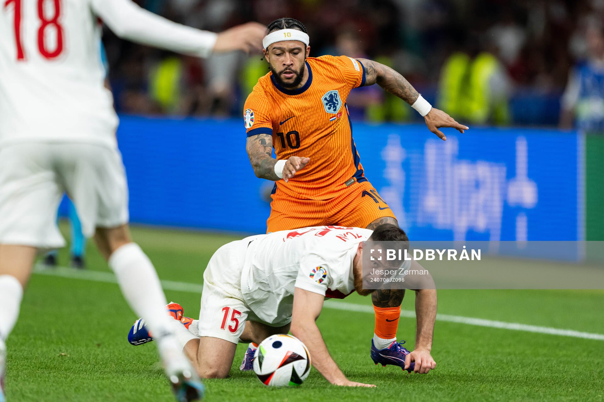 Memphis Depay of Netherlands and Salih Özcan of Turkey