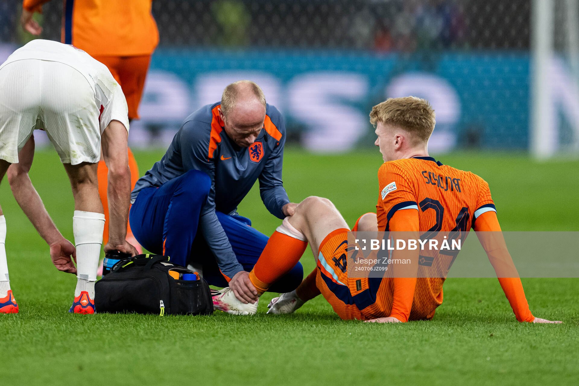 Jerdy Schouten of Netherlands receives care