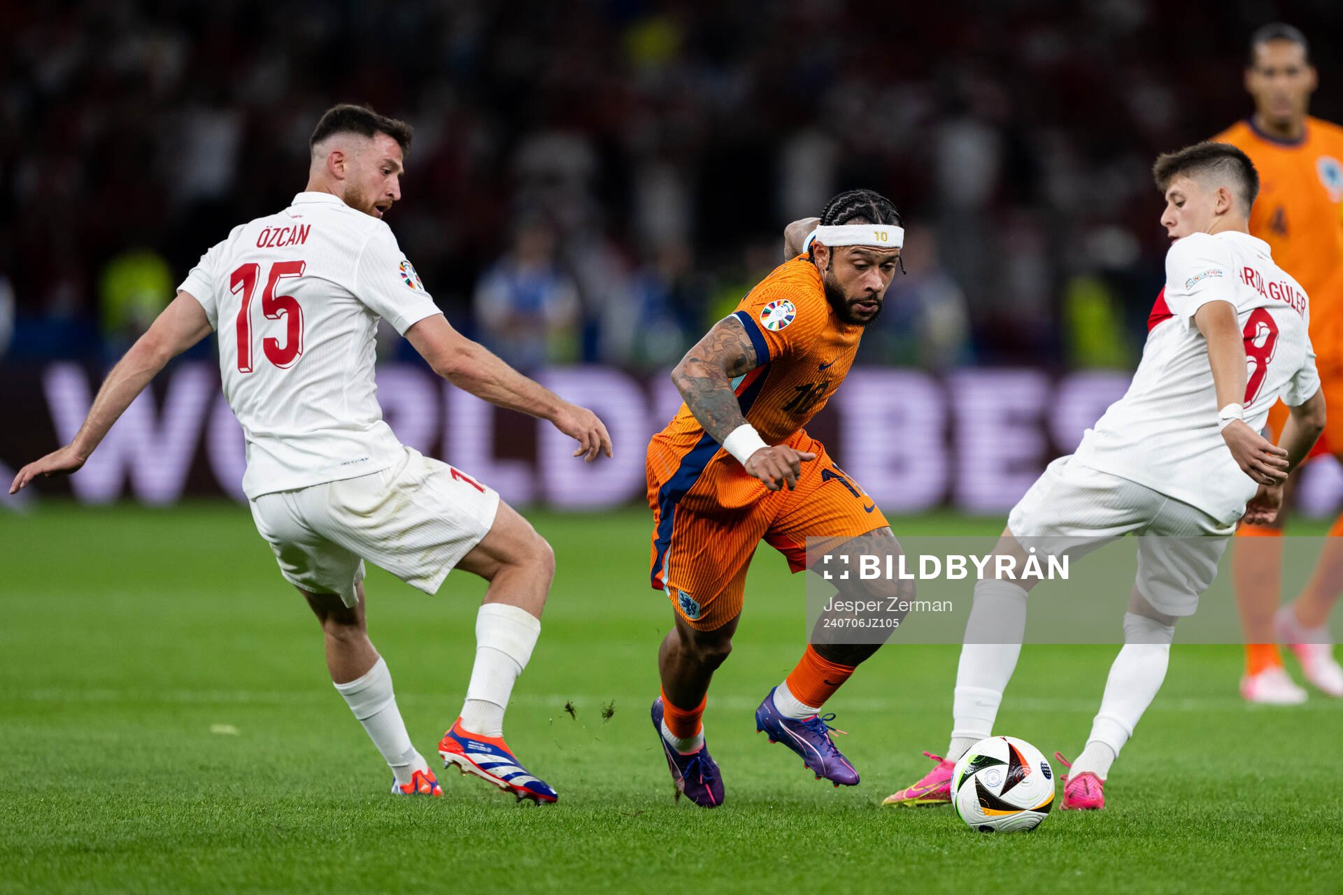 Memphis Depay of Netherlands and Salih Özcan and Arda