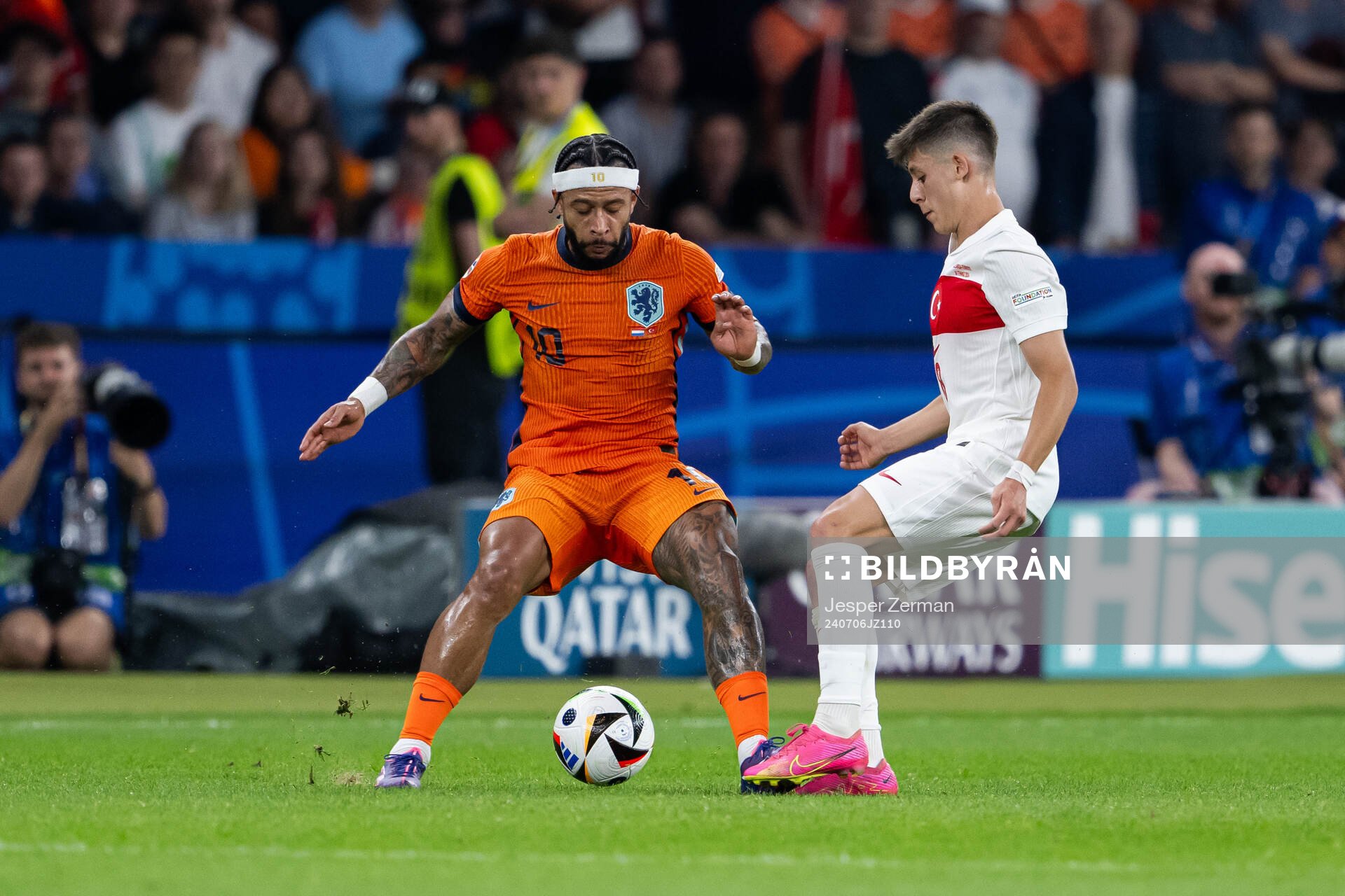 Memphis Depay of Netherlands and Arda Guler of Turkey