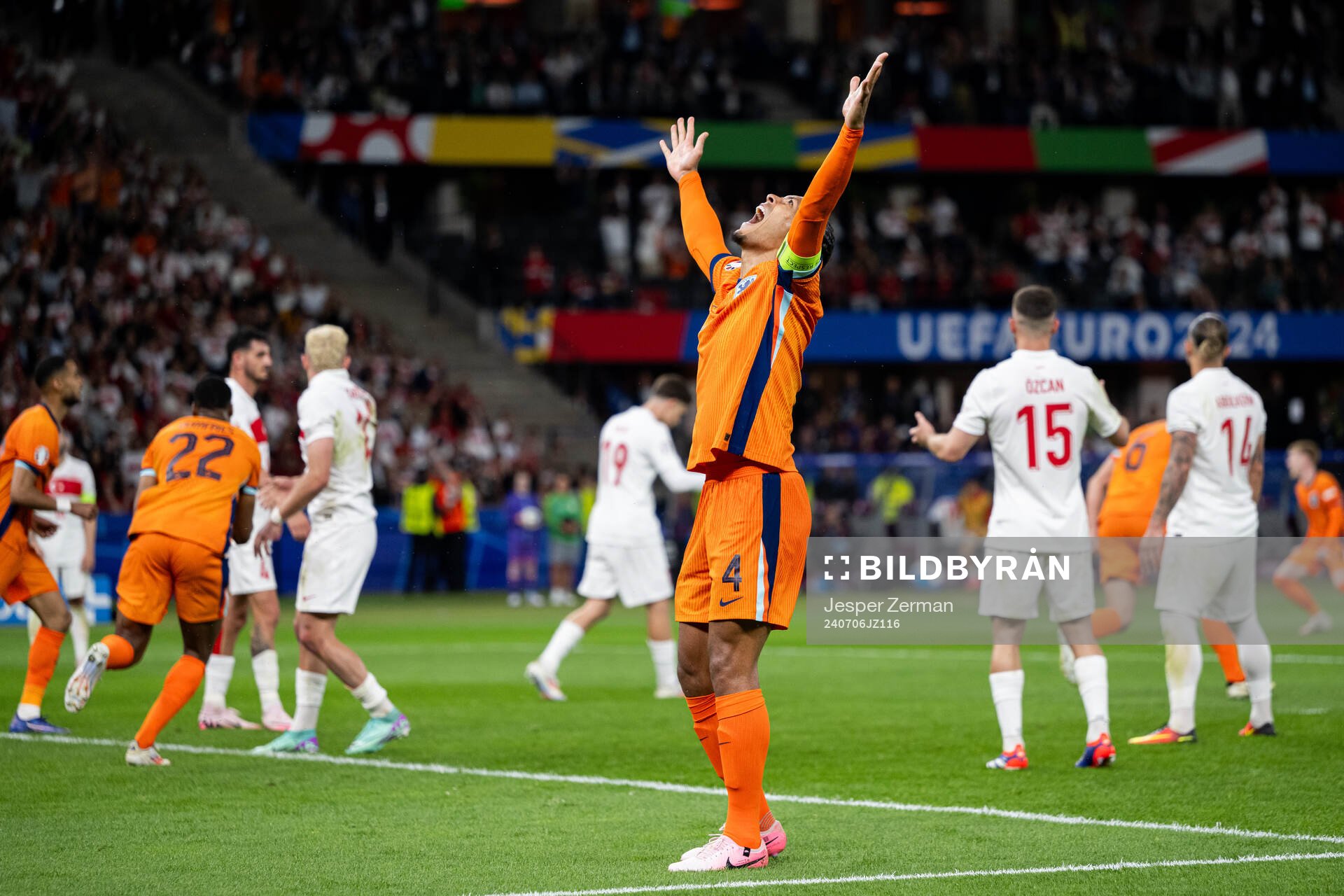 Virgil van Dijk of Netherlands celebrates