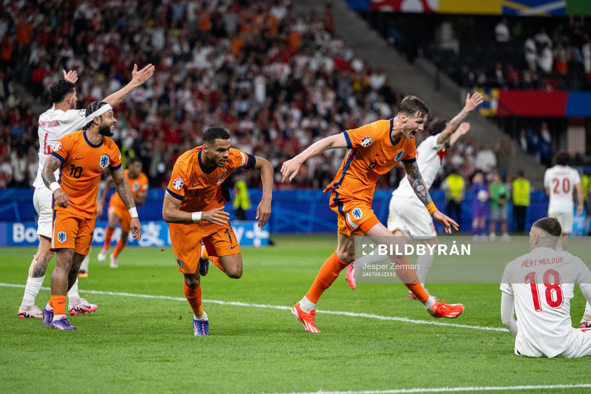 Memphis Depay, Cody Gakpo and Wout Weghorst celebrate