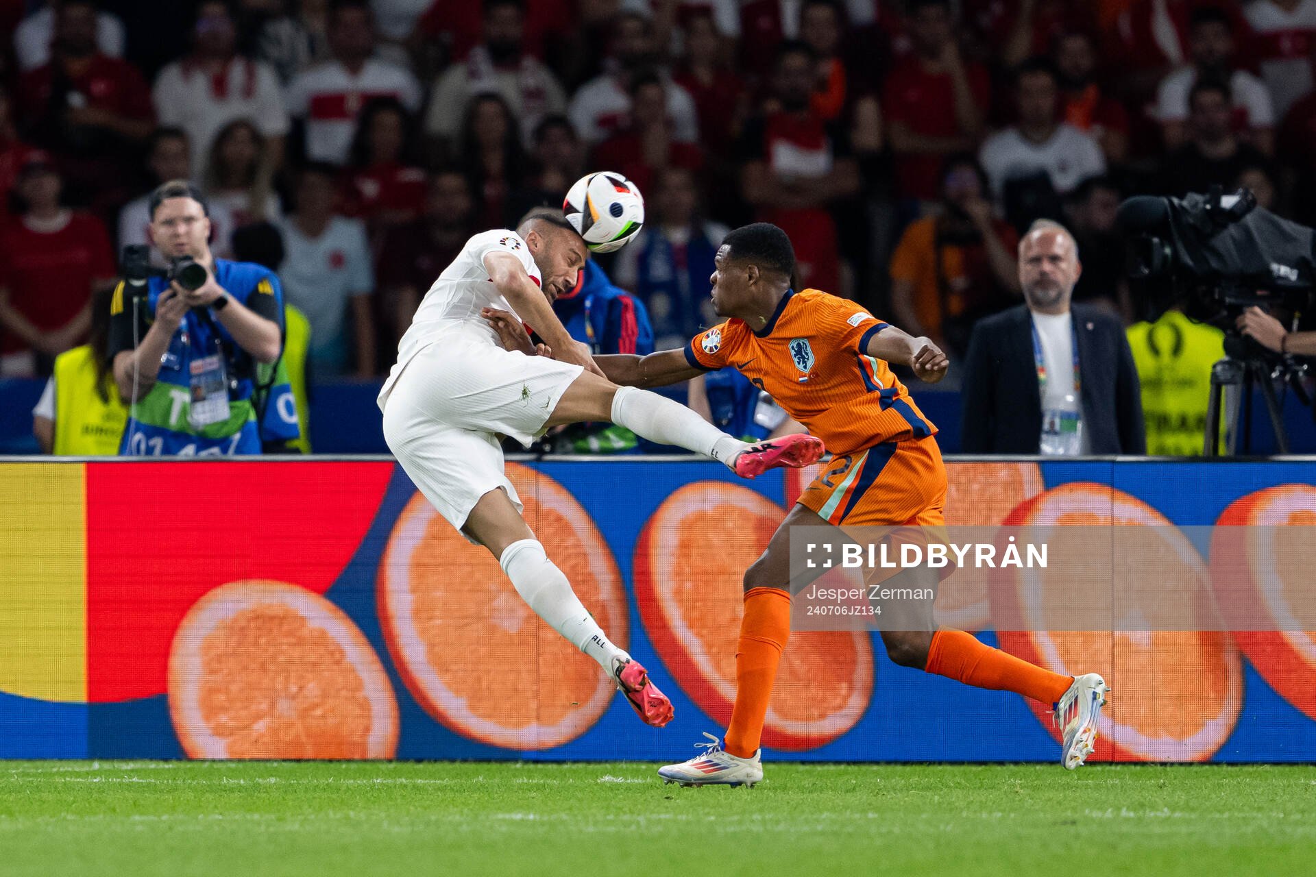 Cenk Tosun of Turkey and Denzel Dumfries of Netherlands