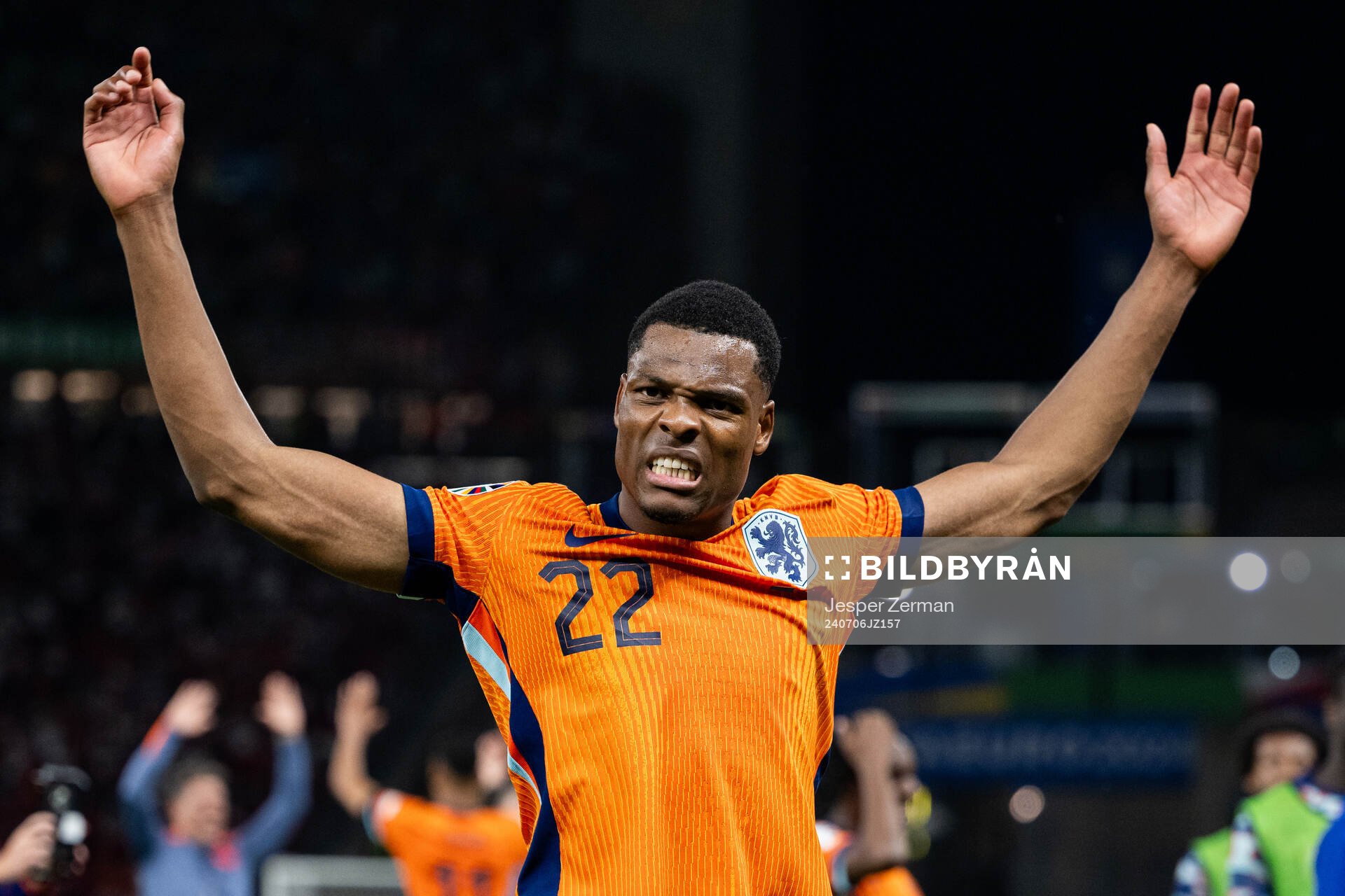 Denzel Dumfries of Netherlands celebrates