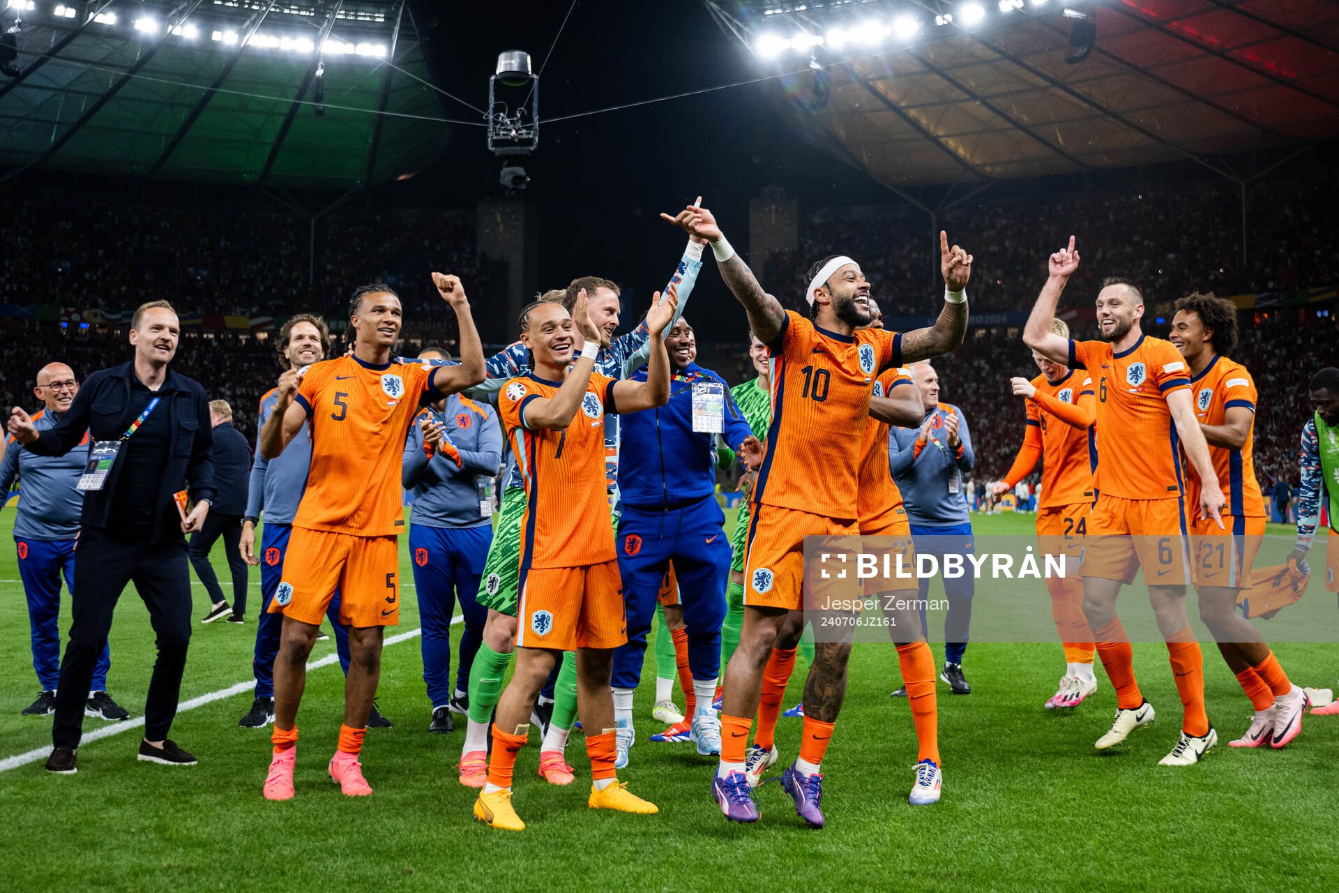 Xavi Simons and Memphis Depay of Netherlands  celebrate