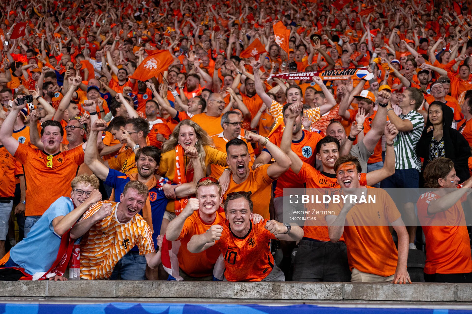 Supporters of Netherlands celebrate