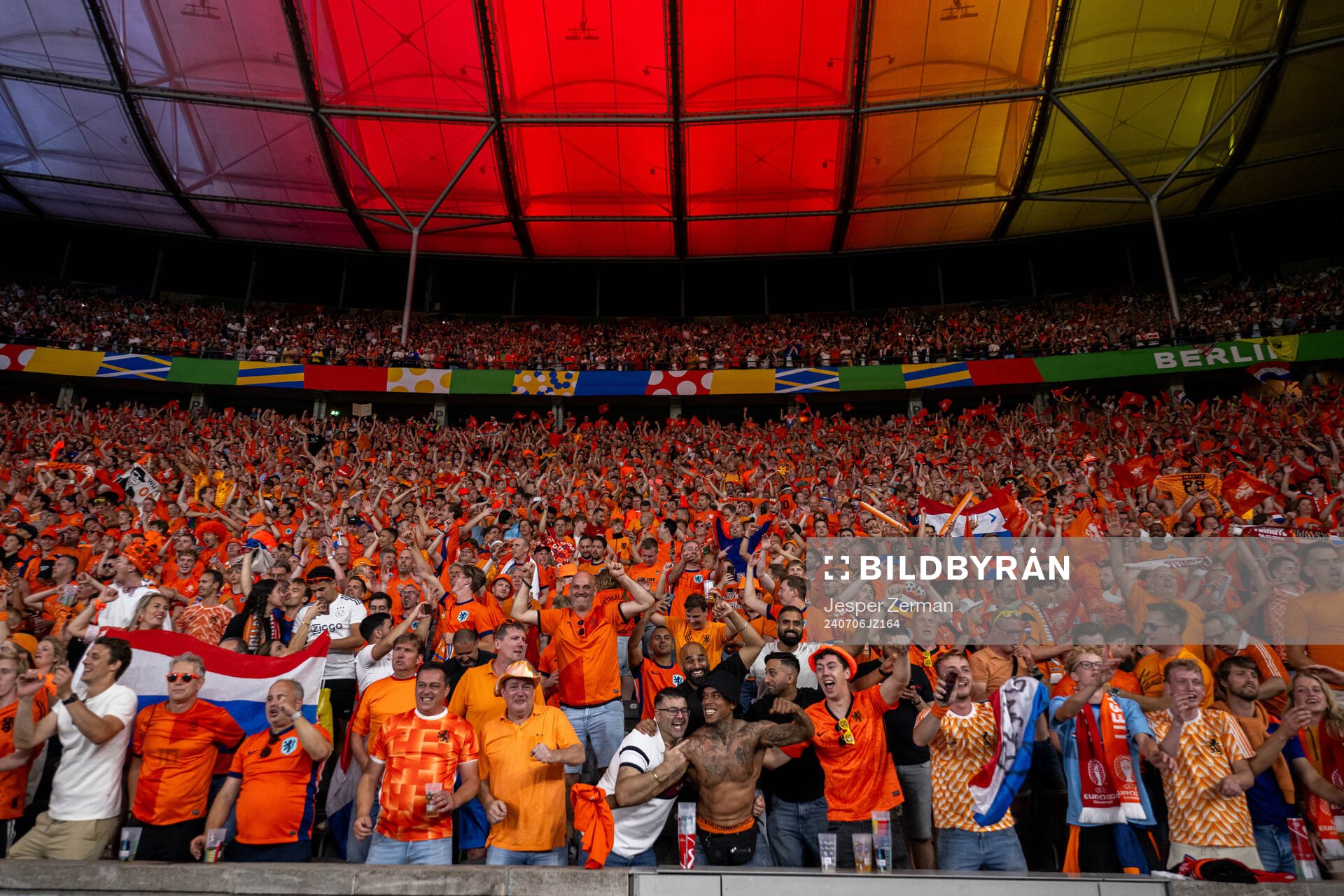 Supporters of Netherlands celebrate