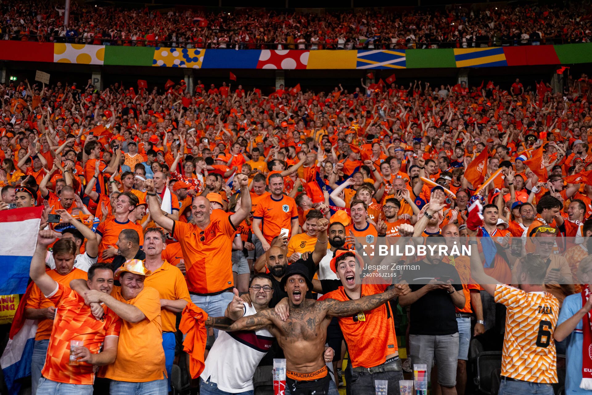 Supporters of Netherlands celebrate