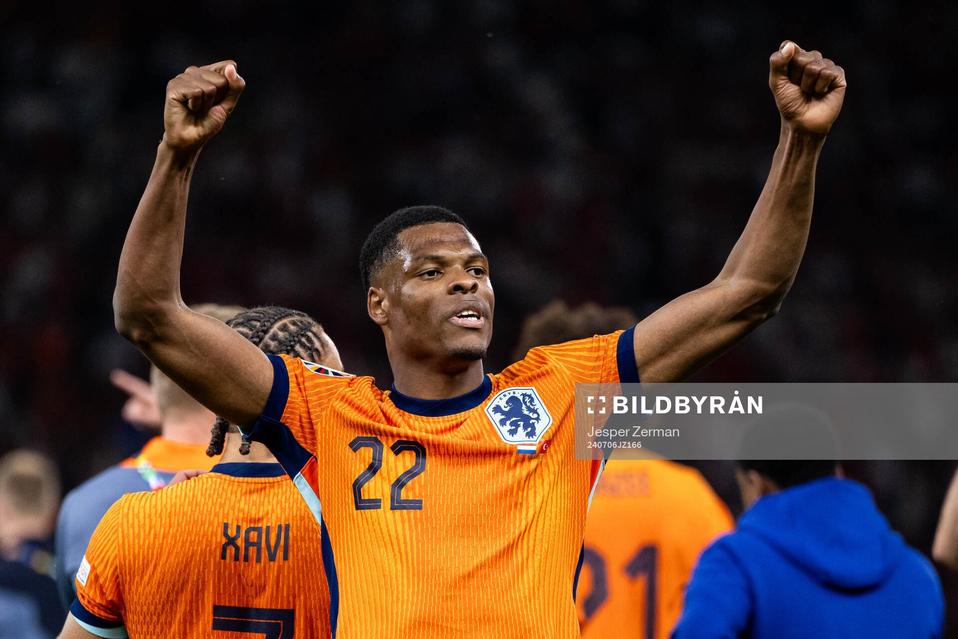 Denzel Dumfries of Netherlands celebrates