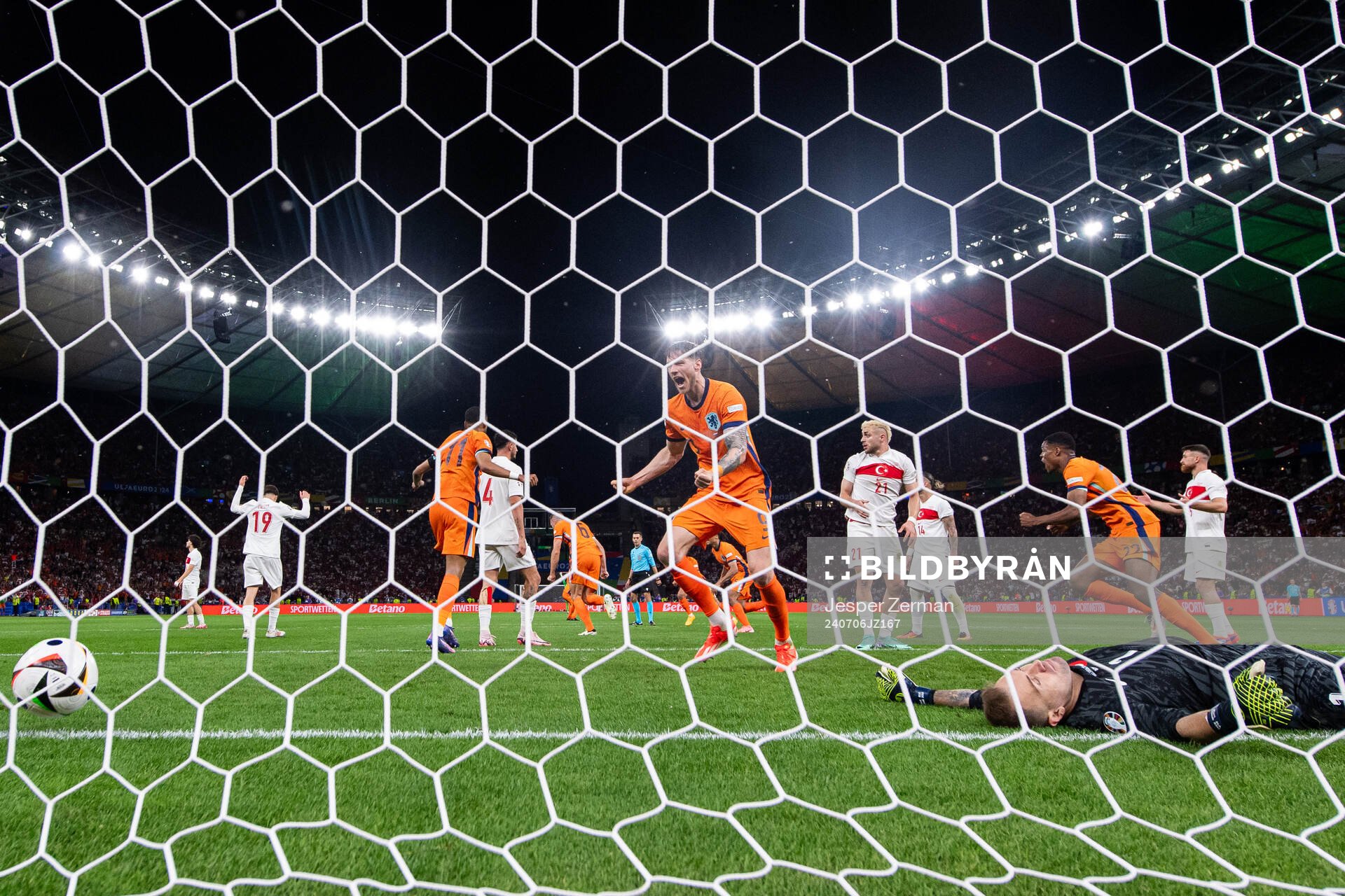 Wout Weghorst of Netherlands celebrates and goalkeeper Mert
