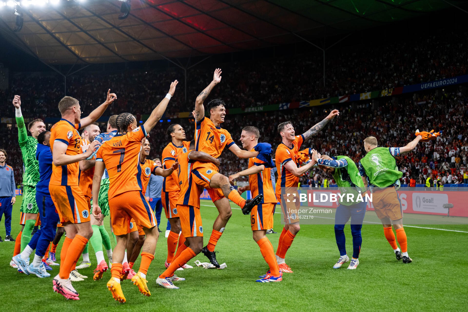 Tijjani Reijnders of Netherlands celebrates