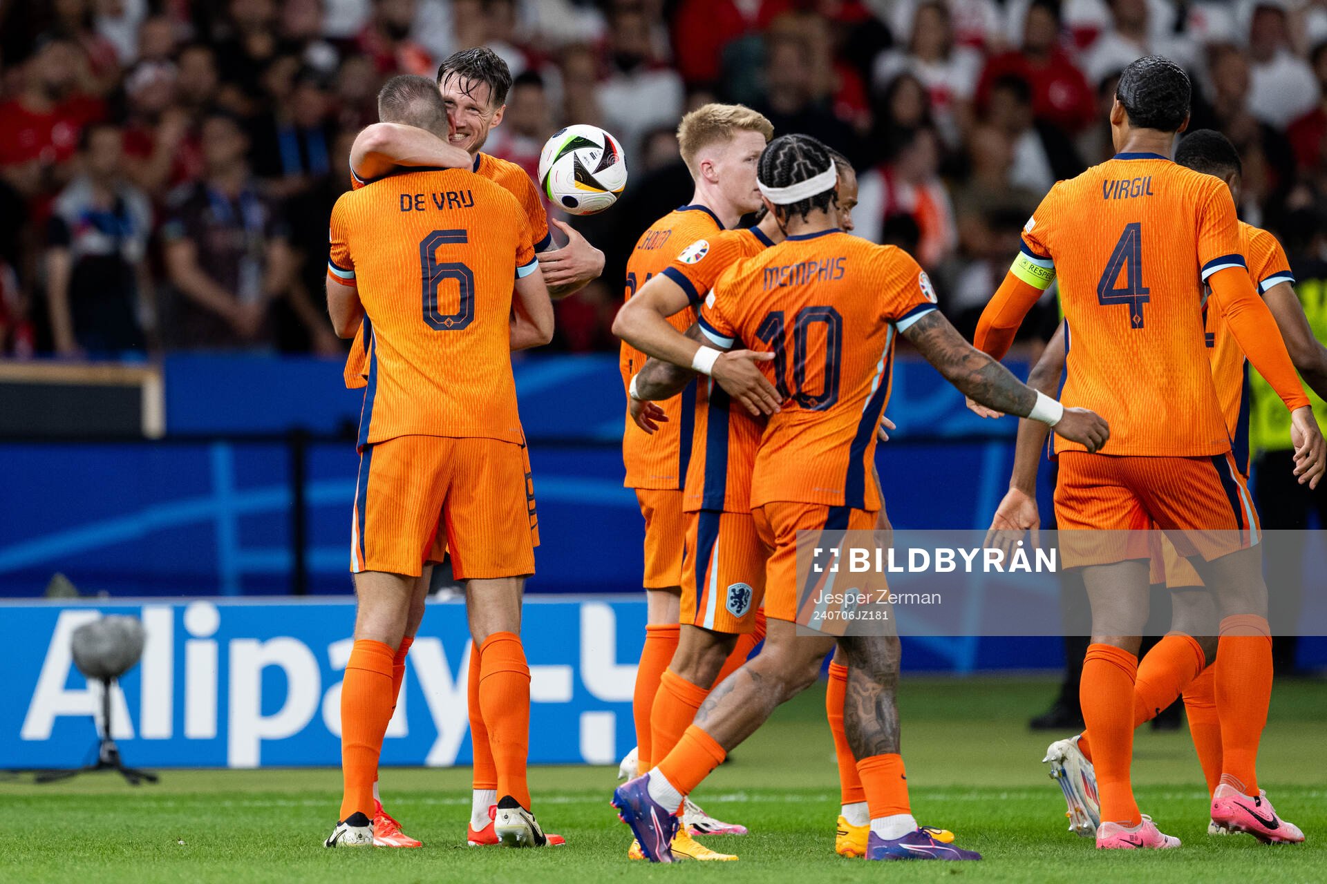 Stefan De Vrij and Wout Weghorst of Netherlands celebrate