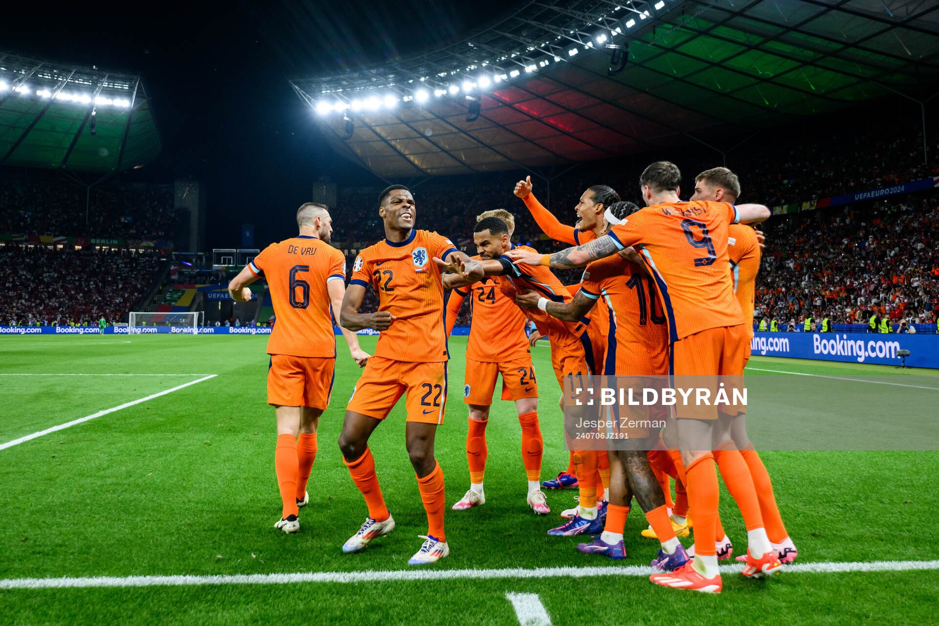 Denzel Dumfries of Netherlands celebrates