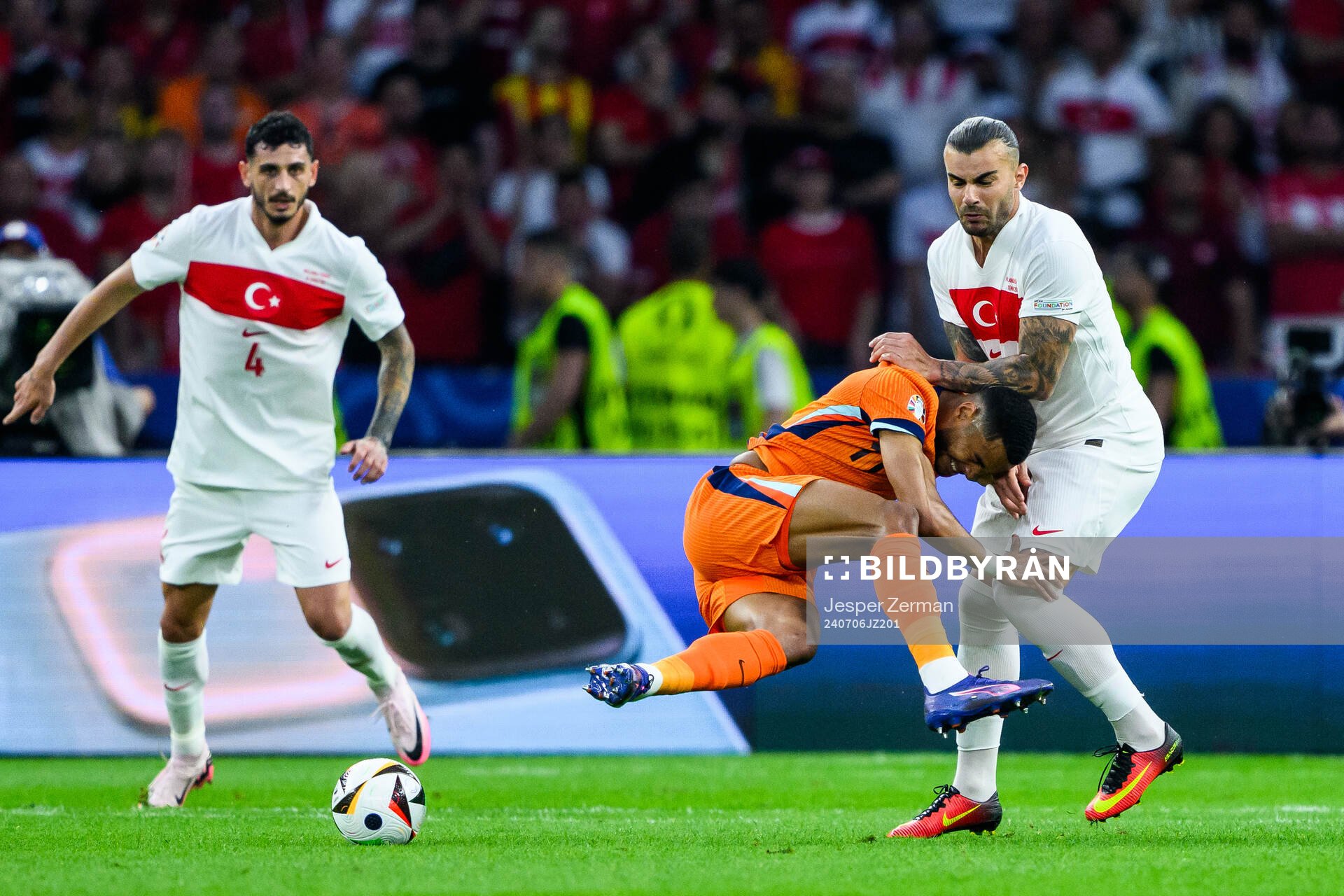 Cody Gakpo of Netherlands and Abdulkerim Bardakci of Turkey