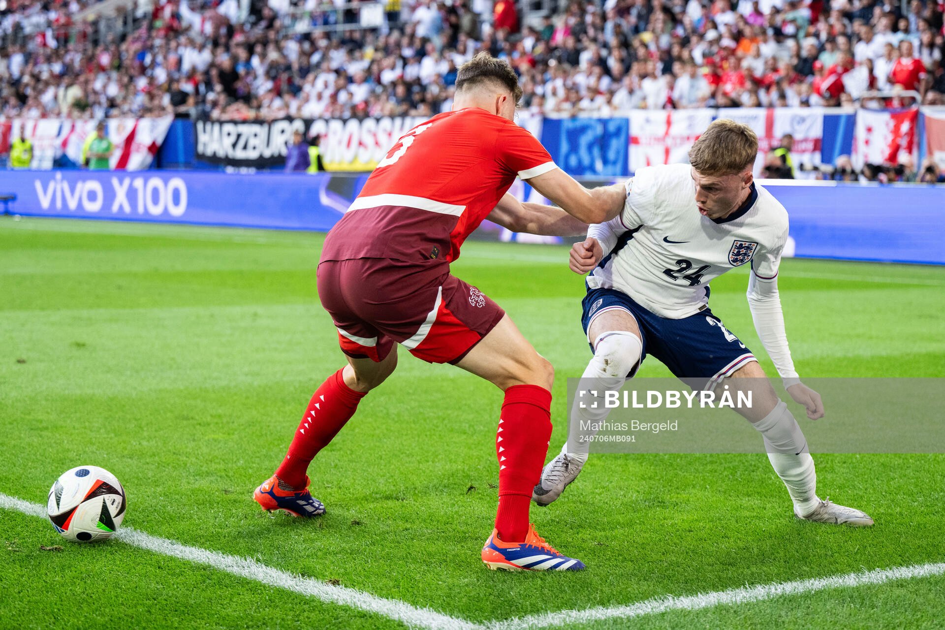 Silvan Widmer of Switzerland and Cole Palmer of England during the UEFA Euro 2024 Football Championship quarterfinal between England and Switzerland on July 6, 2024 in Düsseldorf.