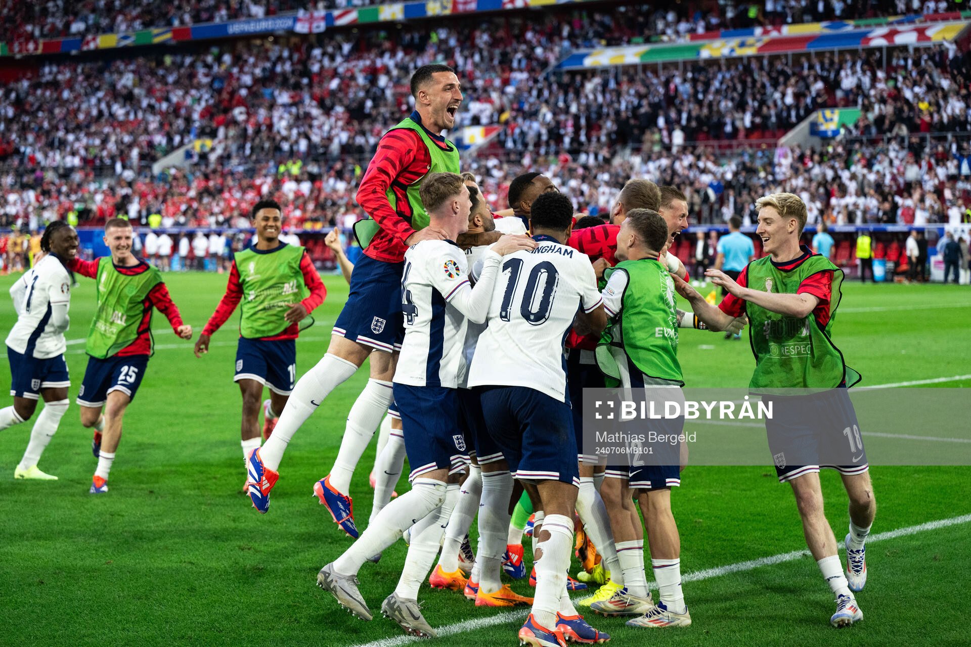 Players of England celebrate after the UEFA Euro 2024 Football Championship quarterfinal between England and Switzerland on July 6, 2024 in Düsseldorf.