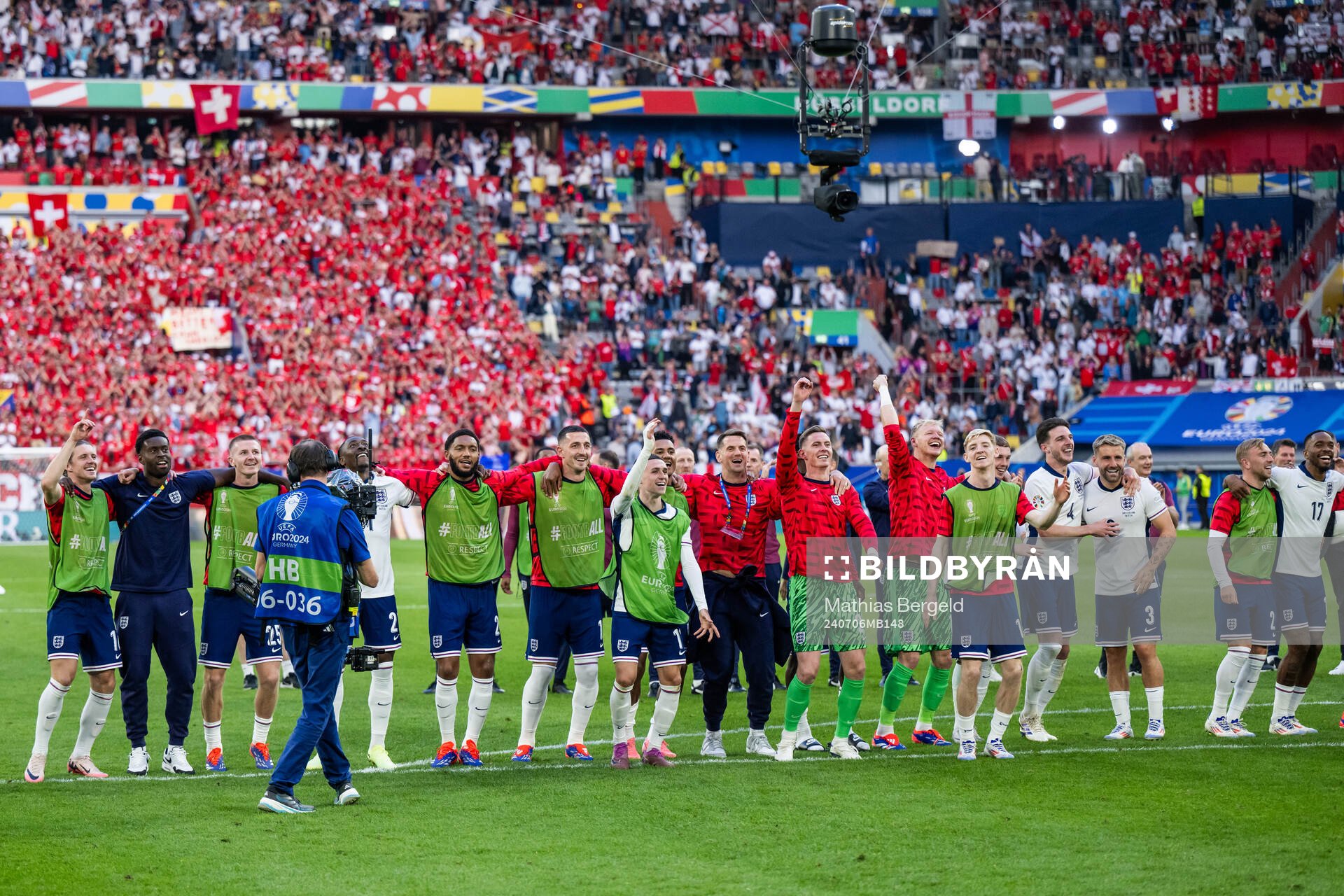 Players of England celebrate after the UEFA Euro 2024 Football Championship quarterfinal between England and Switzerland on July 6, 2024 in Düsseldorf.