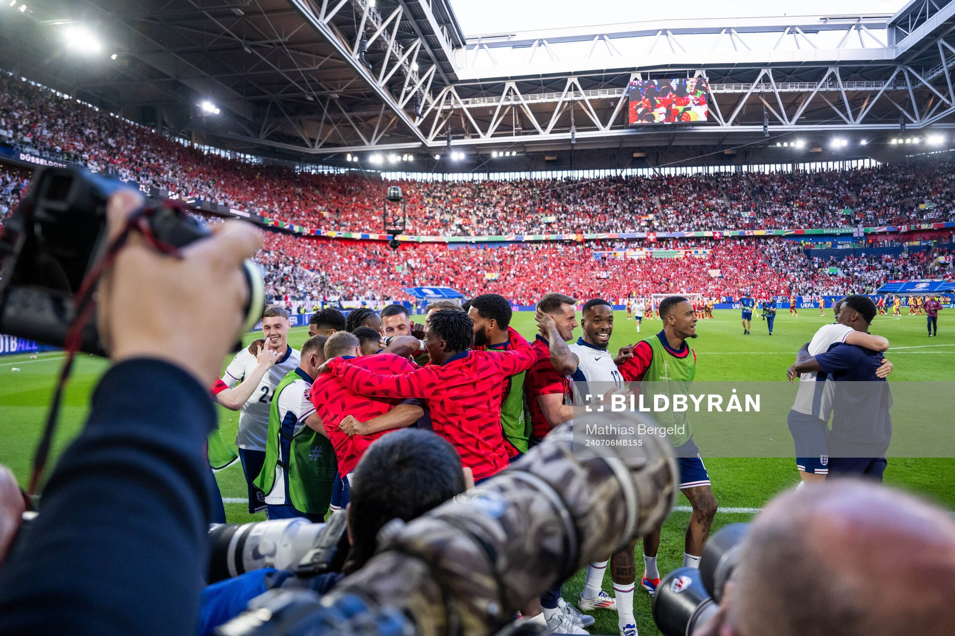 Players of England celebrate after the UEFA Euro 2024 Football Championship quarterfinal between England and Switzerland on July 6, 2024 in Düsseldorf.