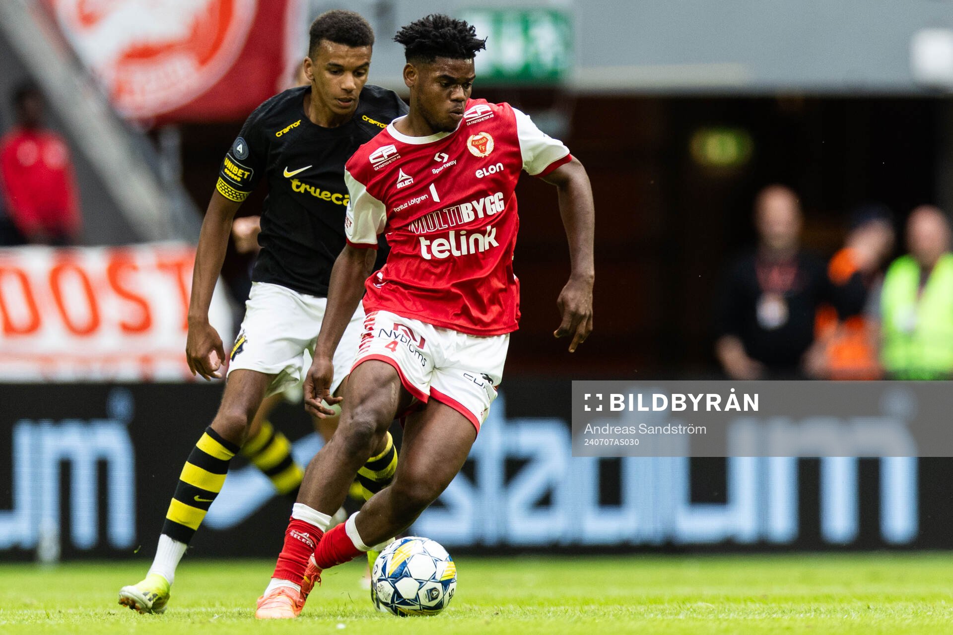AIKs Rui Manuel Muati Modesto och Kalmars Vince Osuji