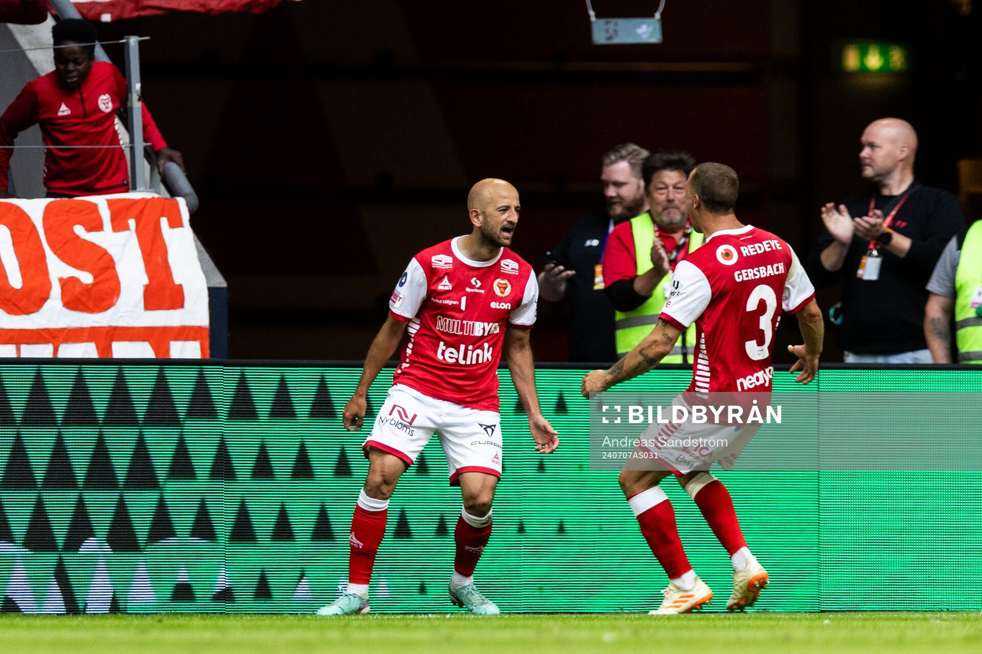 Kalmars Robert Gojani jublar med Alexander Gersbach efter 1-2 under fotbollsmatchen i Allsvenskan mellan AIK och Kalmar den 7 juli 2024 i Stockholm.
