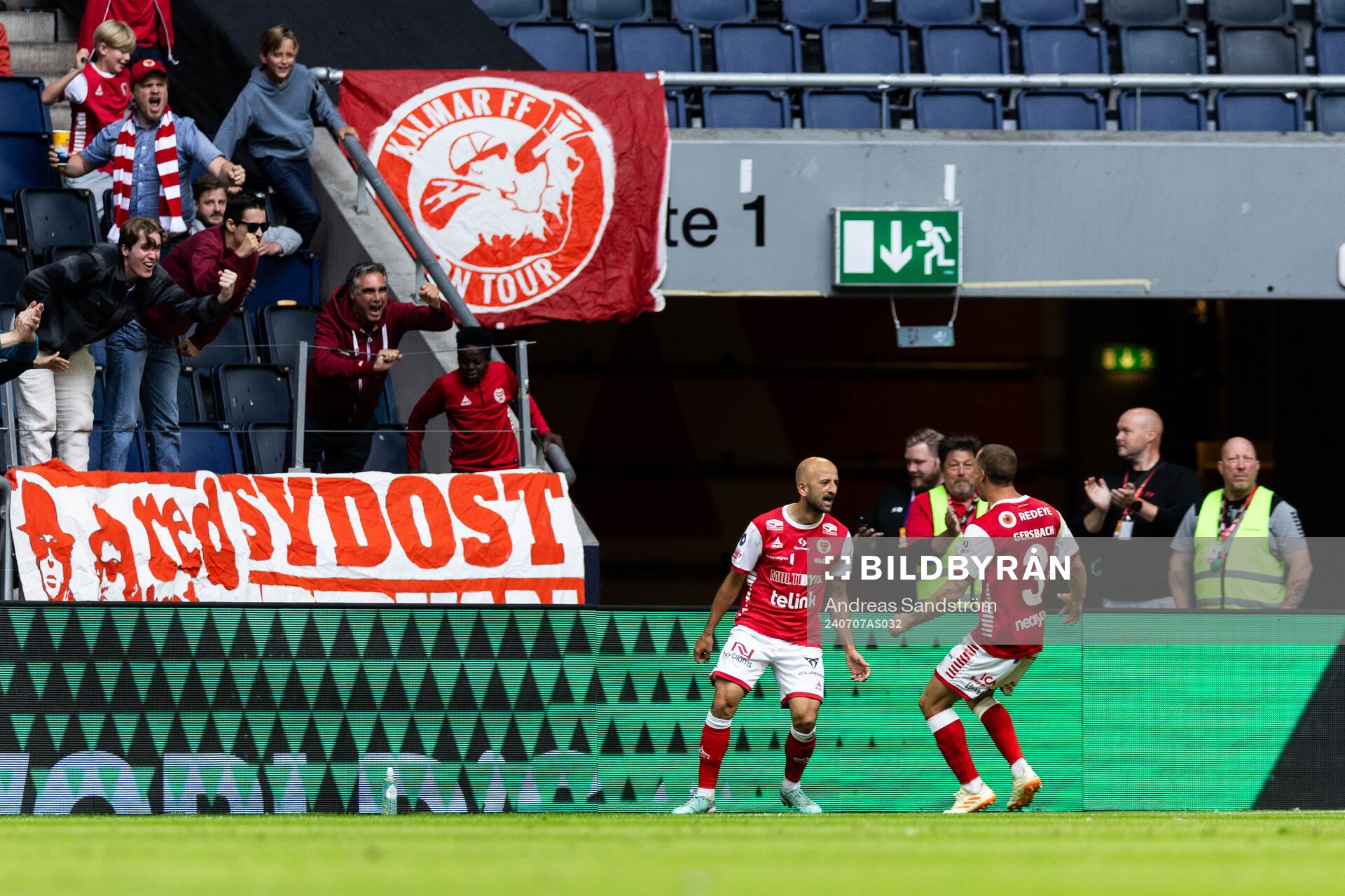 Kalmars Robert Gojani jublar med Alexander Gersbach