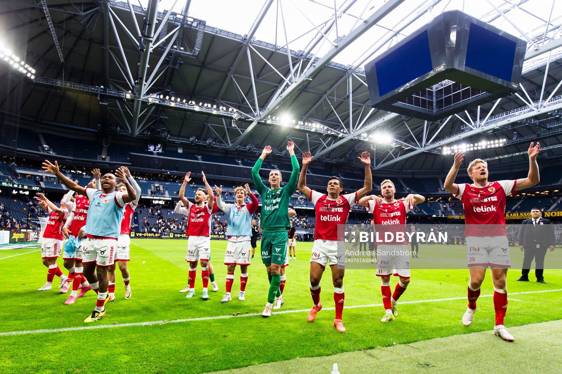 Kalmars spelar firar segern med de tillresta supportrarna efter fotbollsmatchen i Allsvenskan mellan AIK och Kalmar den 7 juli 2024 i Stockholm. 