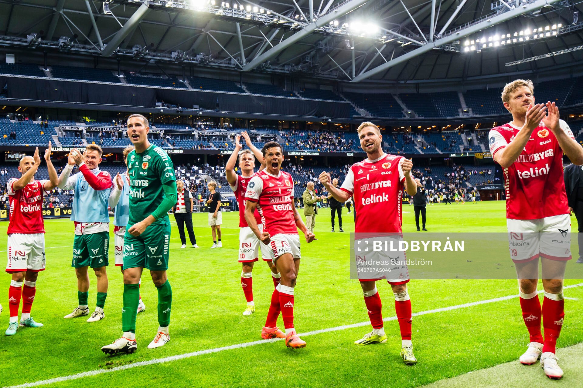 Kalmars spelar firar segern med de tillresta supportrarna efter fotbollsmatchen i Allsvenskan mellan AIK och Kalmar den 7 juli 2024 i Stockholm.