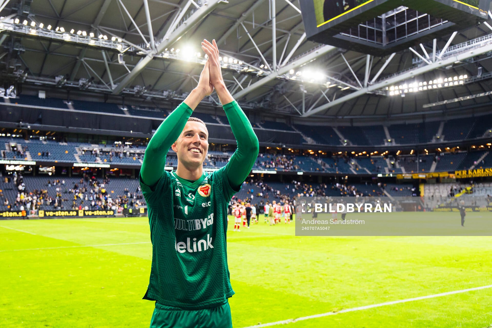 Kalmars målvakt Samuel Brolin tackar supportarna
