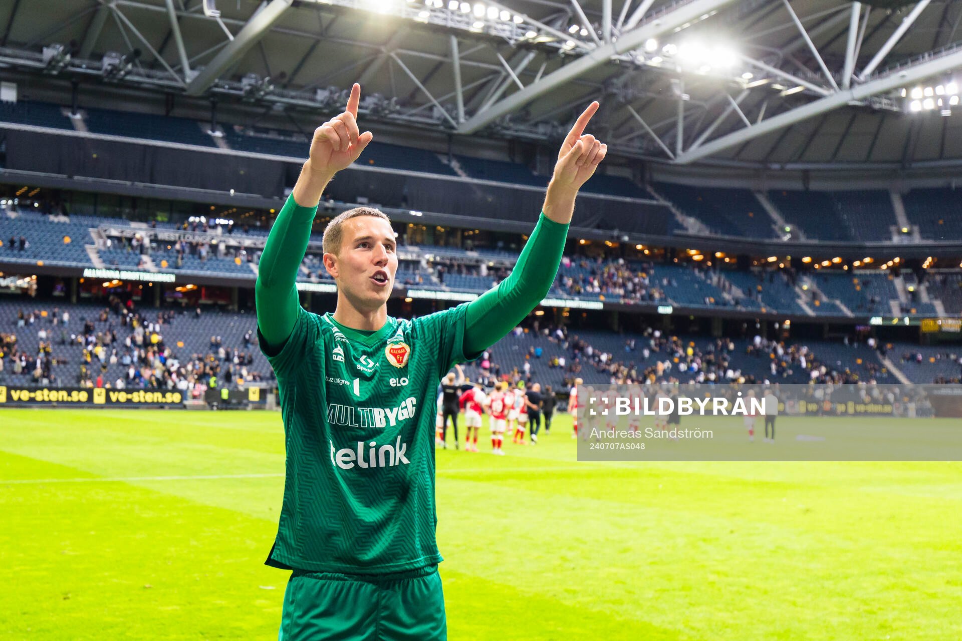Kalmars målvakt Samuel Brolin tackar supportarna