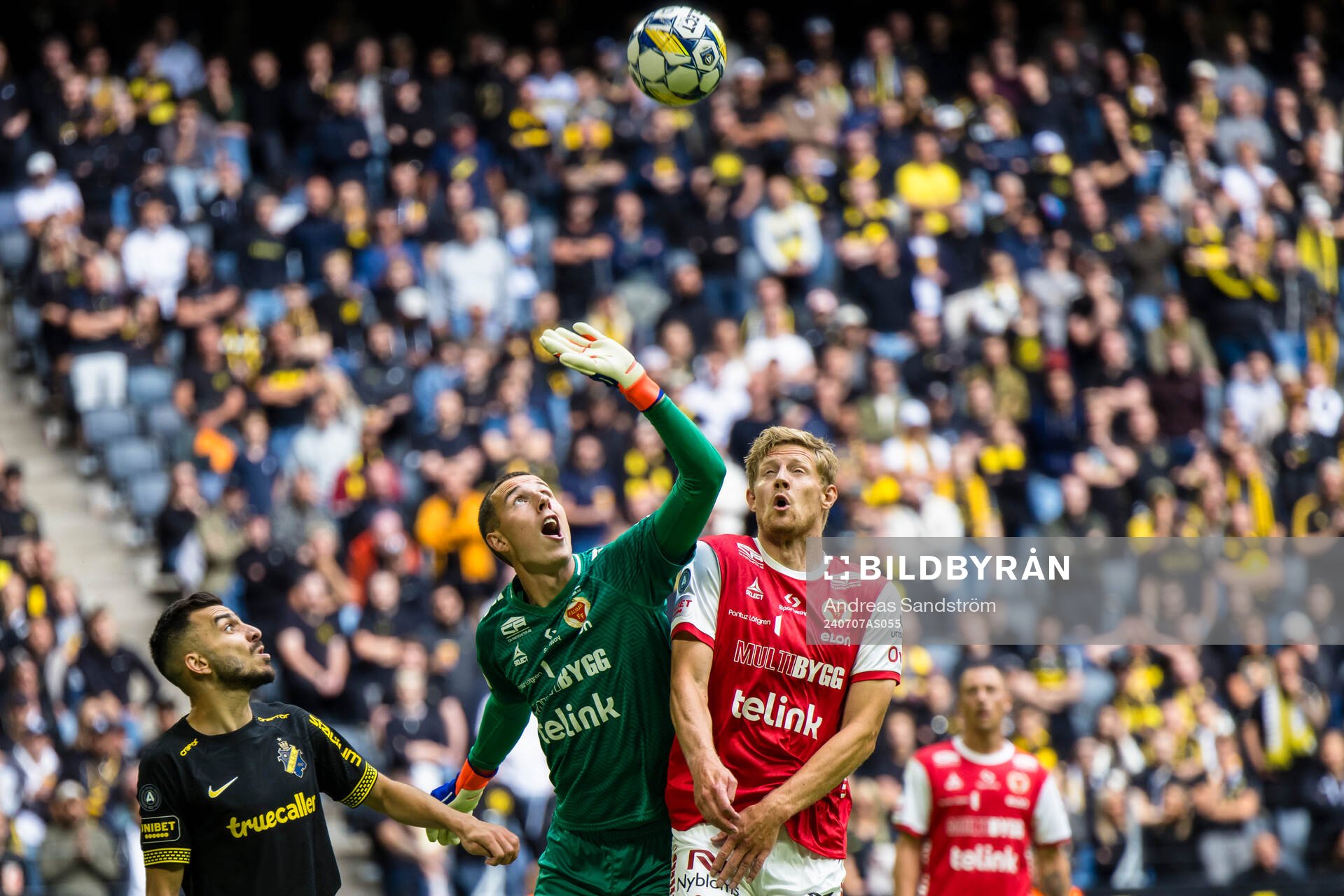 Kalmars målvakt Samuel Brolin motar bort en boll framför