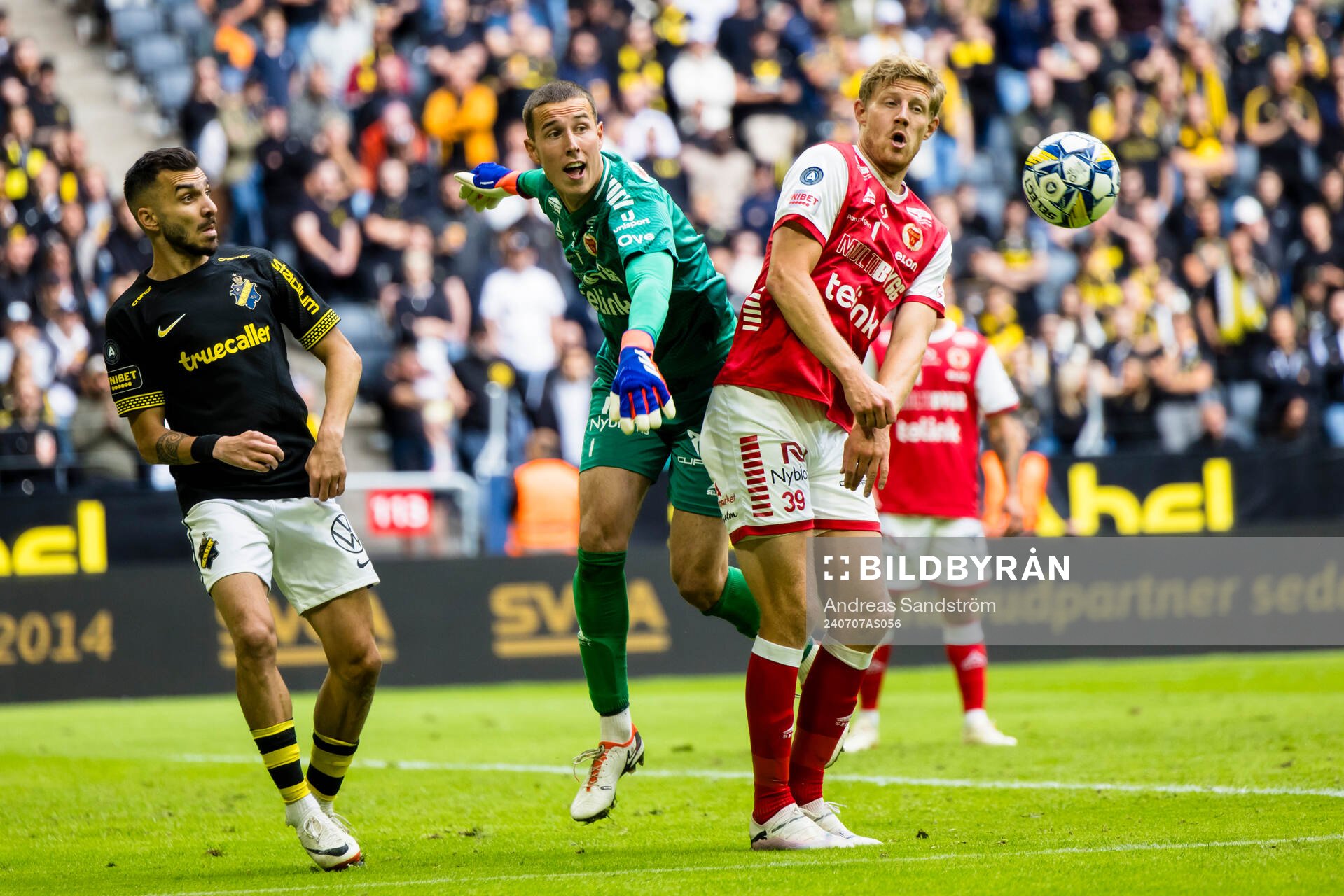 Kalmars målvakt Samuel Brolin motar bort en boll framför