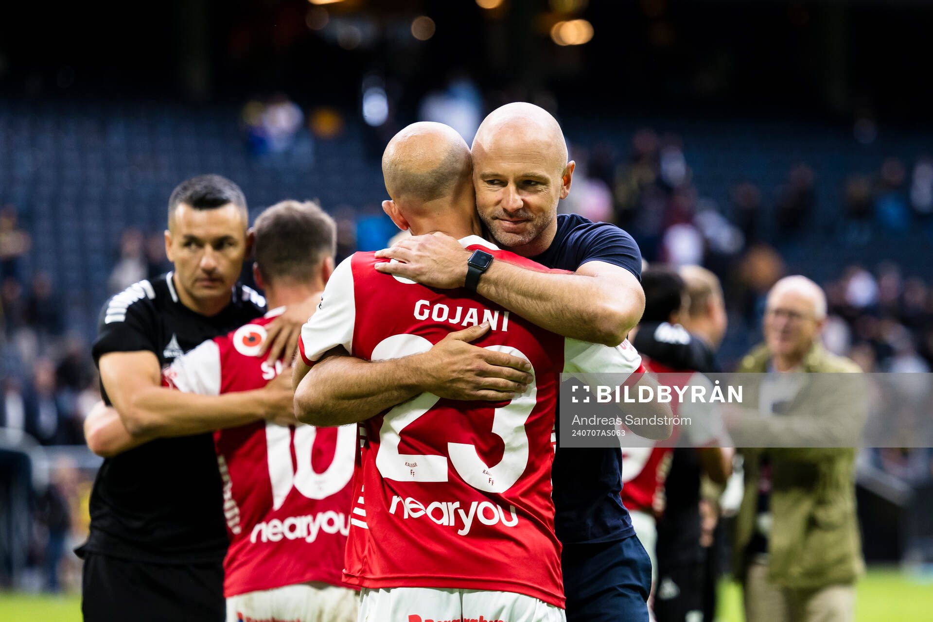 Kalmars tränare Stefan Larsson omfamnar Robert Gojani