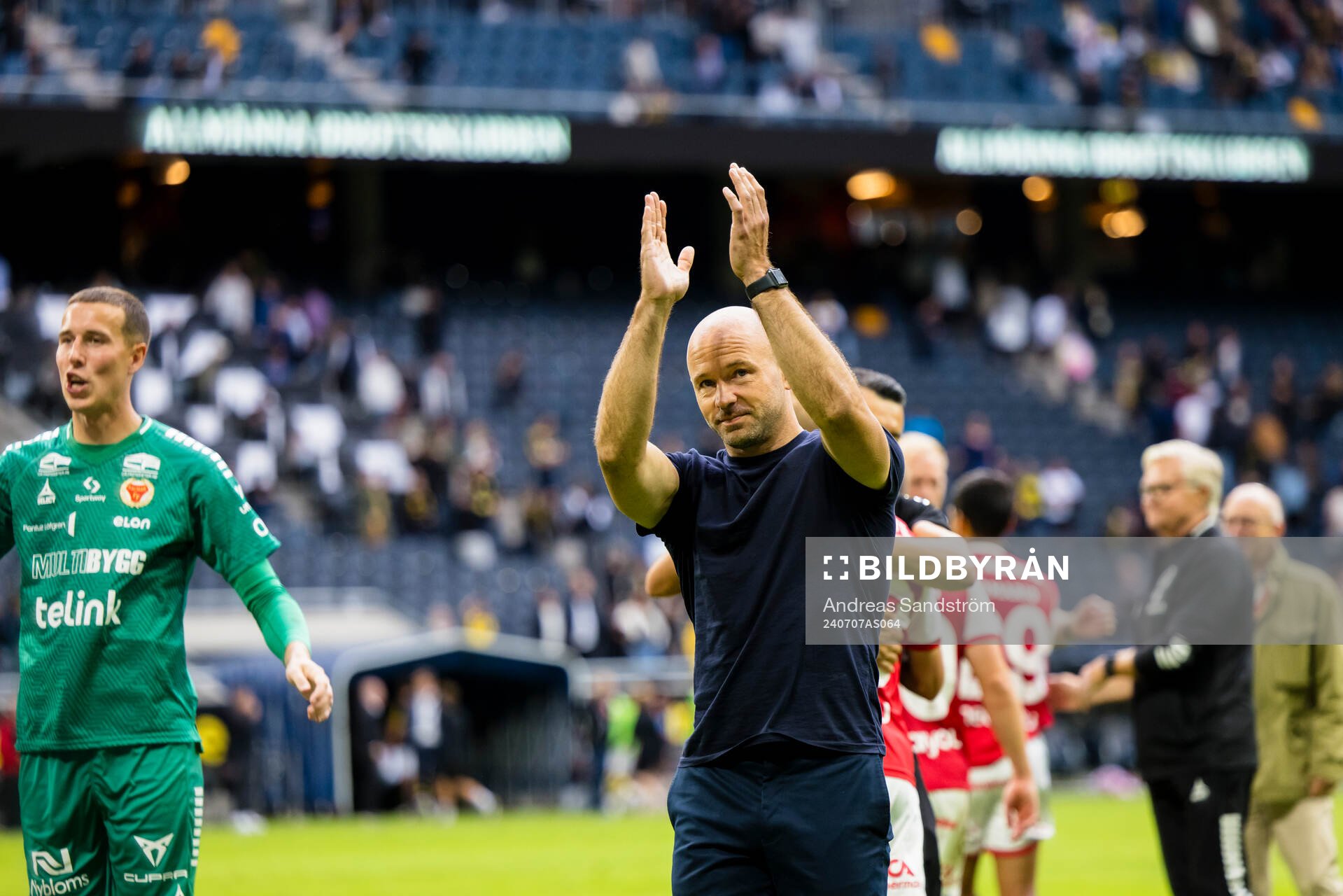 Kalmars tränare Stefan Larsson tackar de tillresta fansen