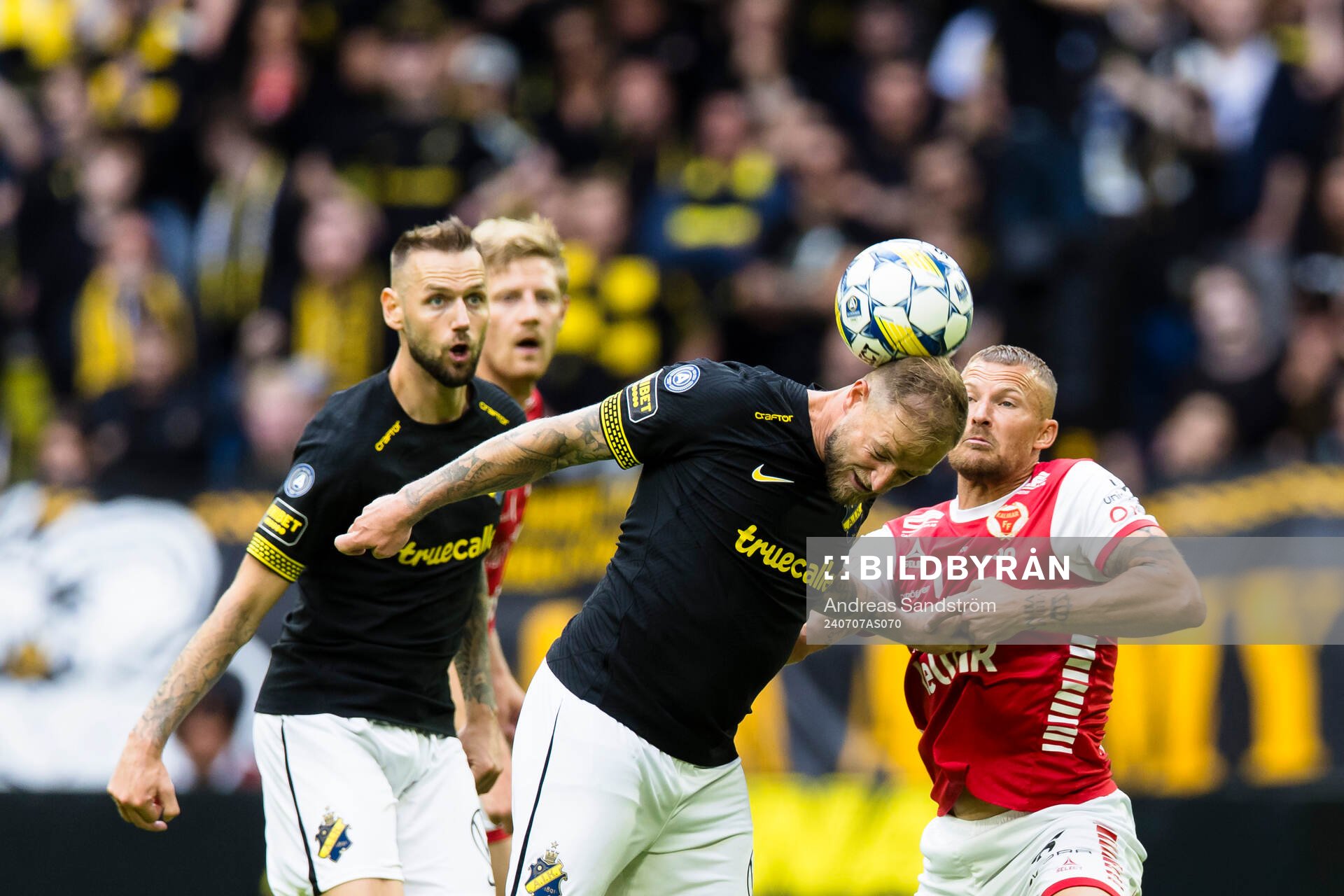 AIKs John Guidetti i en nickduell med Kalmars Alexander