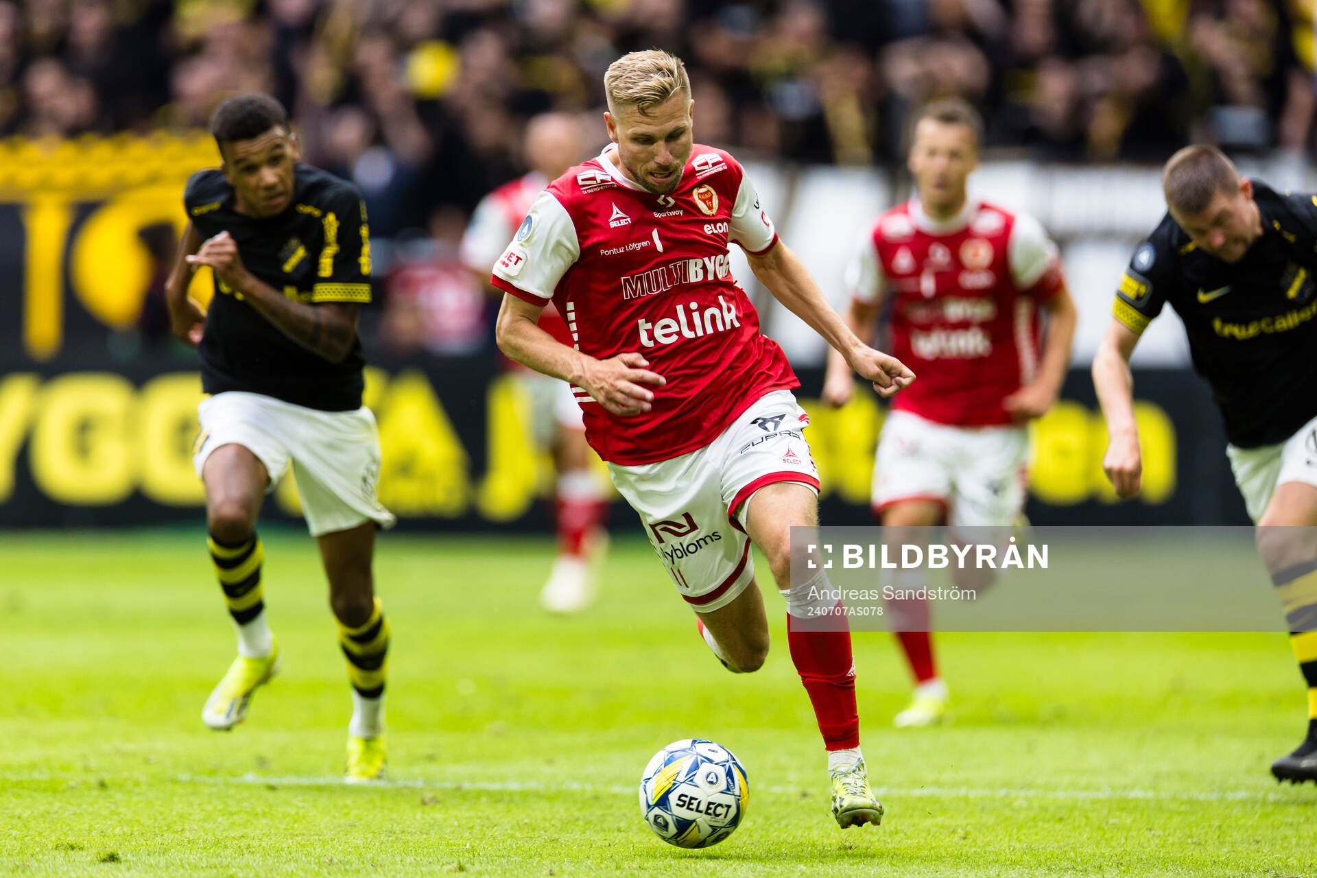 Kalmars Jonathan Ring driver fram med bollen