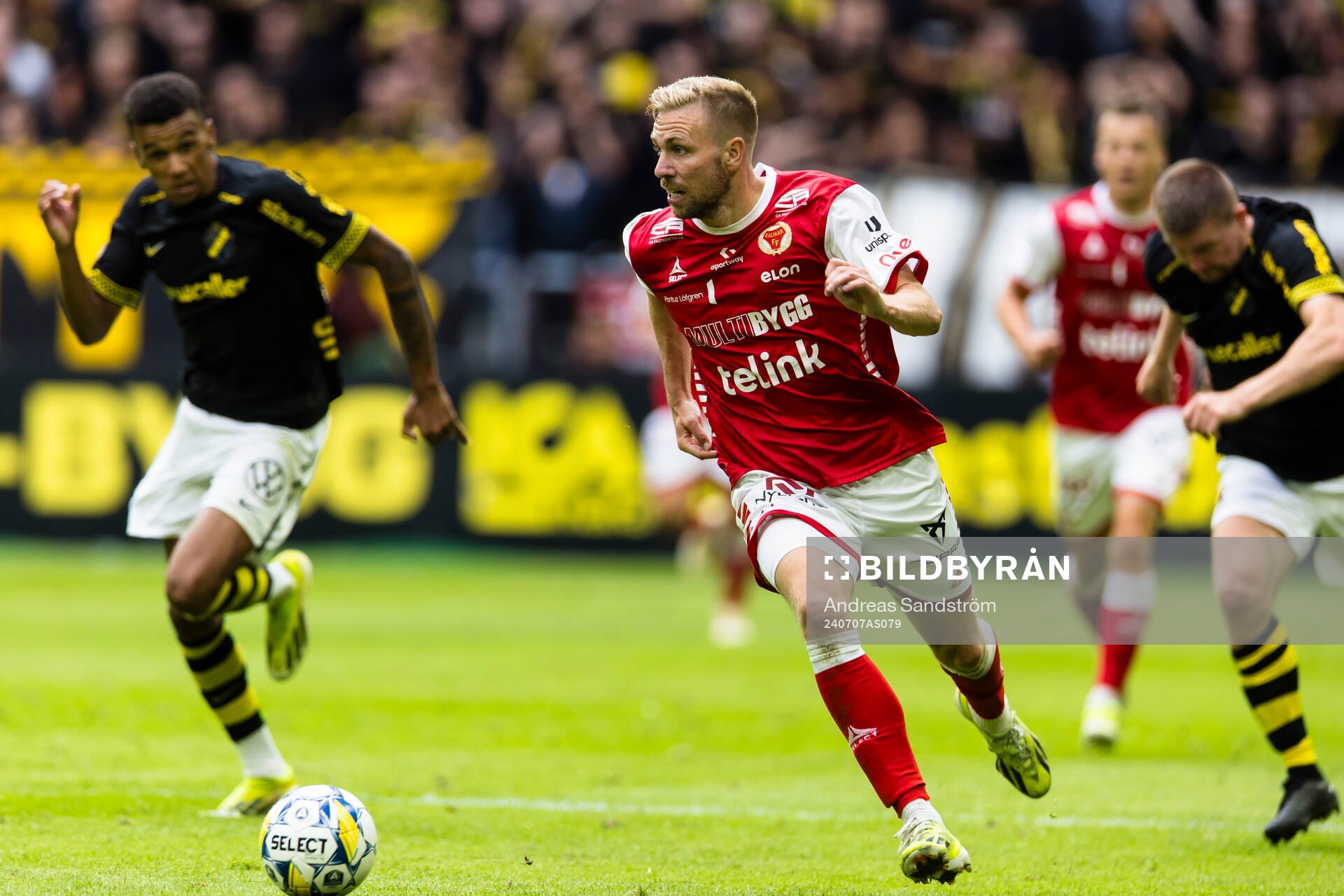 Kalmars Jonathan Ring driver fram med bollen