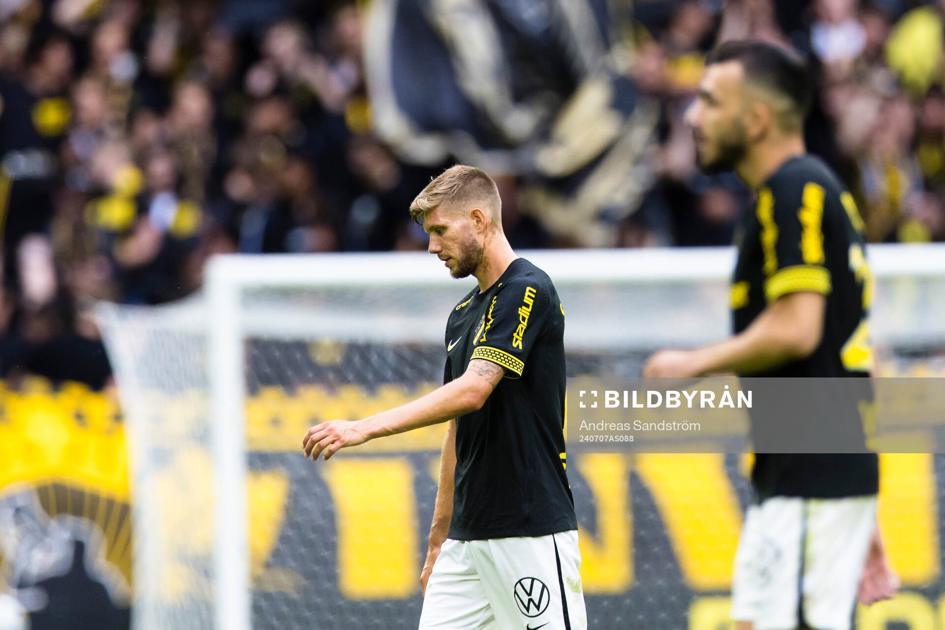 AIKs Anton Salétros går av planen efter första perioden under fotbollsmatchen i Allsvenskan mellan AIK och Kalmar den 7 juli 2024 i Stockholm.