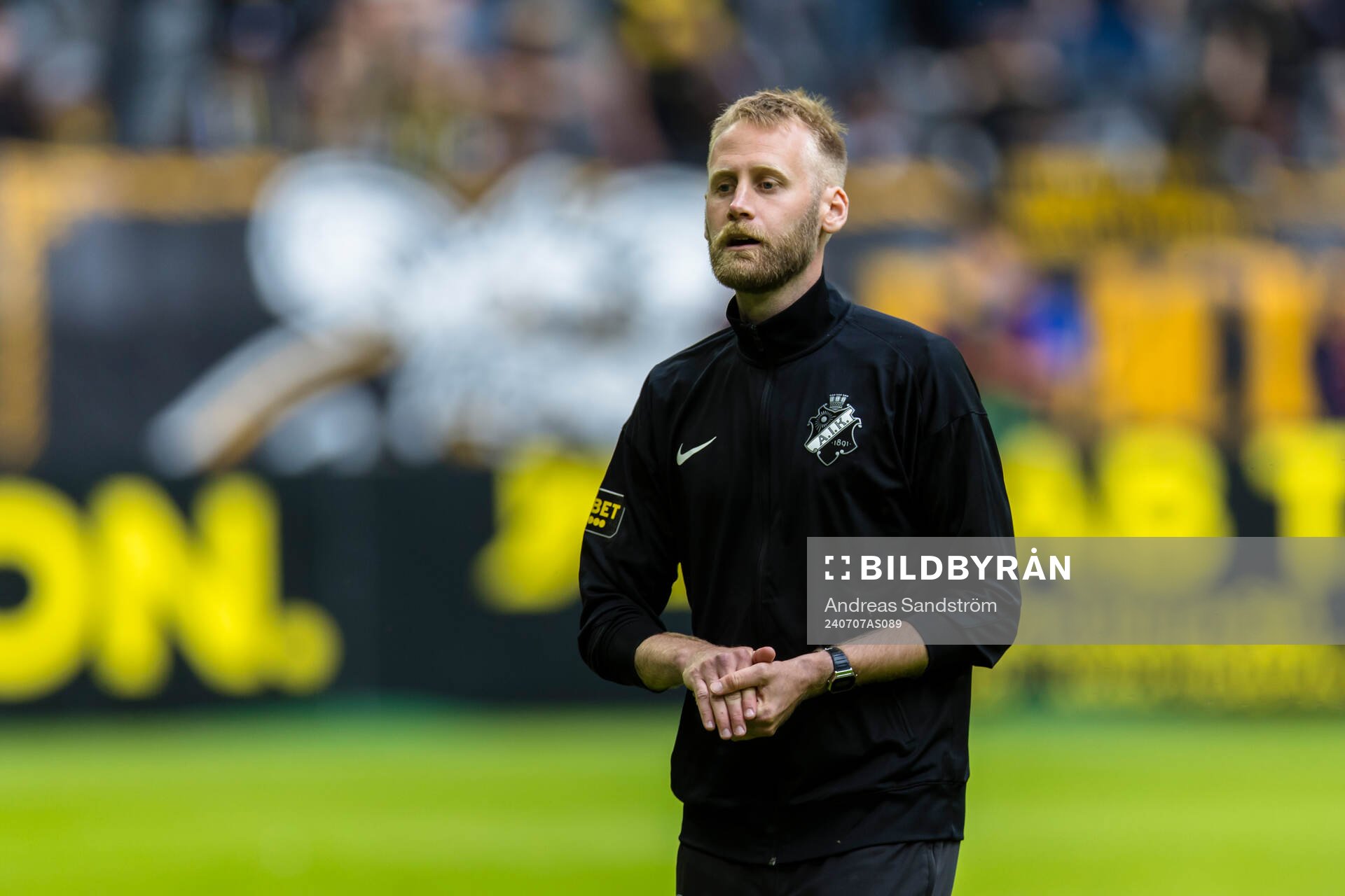 AIKs assisterande tränare Nils Heingård inför fotbollsmatchen i Allsvenskan mellan AIK och Kalmar den 7 juli 2024 i Stockholm. 
