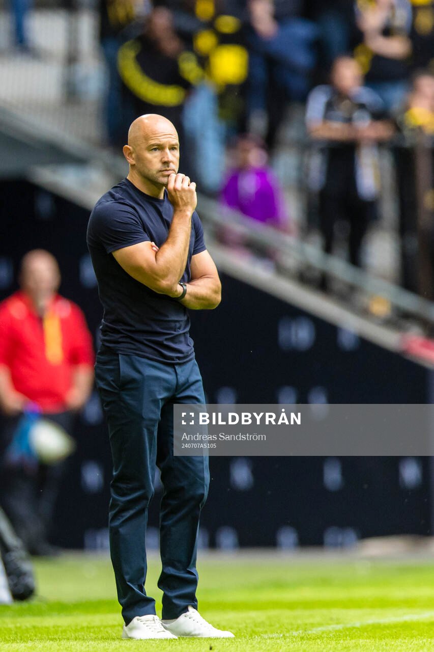 Kalmars tränare Stefan Larsson ser fundersam ut