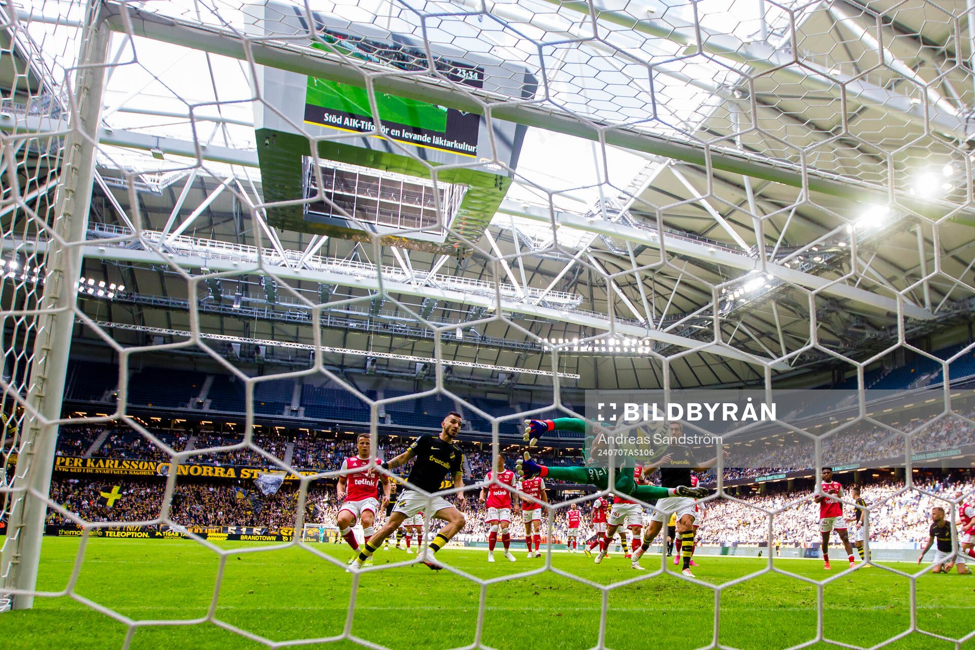 AIKs Ioannis Pittas med ett icke godkänt mål pga av offside under fotbollsmatchen i Allsvenskan mellan AIK och Kalmar den 7 juli 2024 i Stockholm.