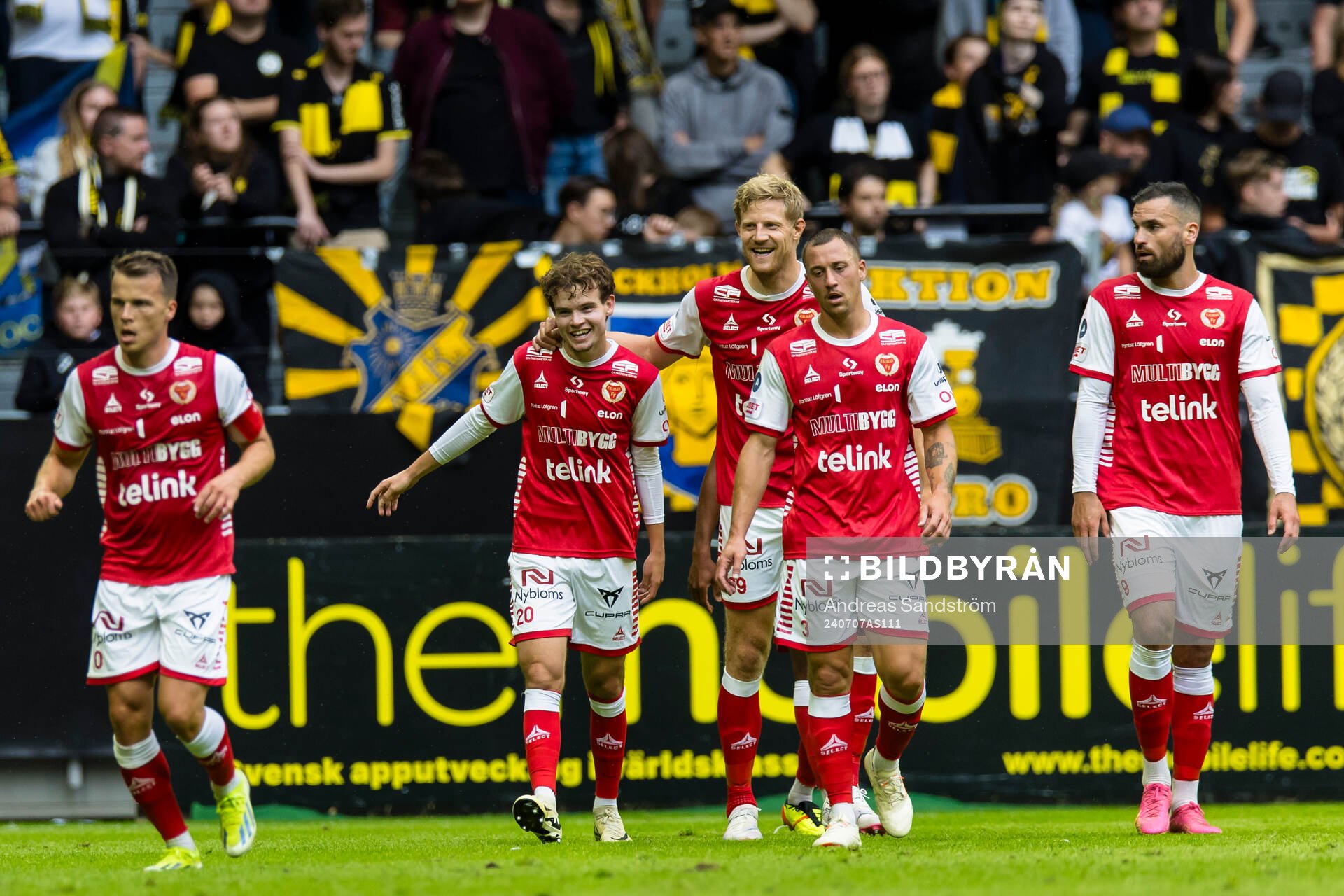 a vänster) gör 0-1 och gratuleras av lagkamrater