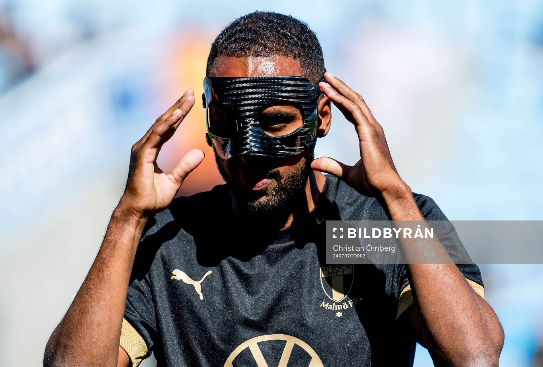 Malmö FFs Isaac Kiese Thelin med ansiktsmask